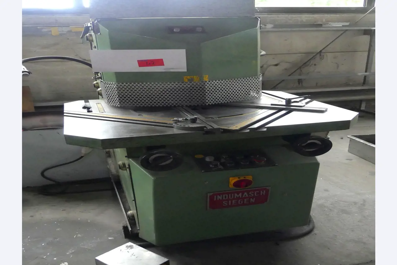 Equipamiento y accesorios de taller de una antigua empresa de construcciones metálicas-1