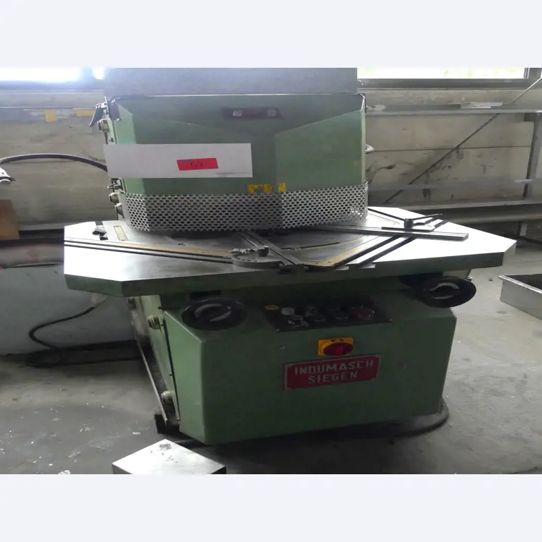 Equipamiento y accesorios de taller de una antigua empresa de construcciones metálicas-1