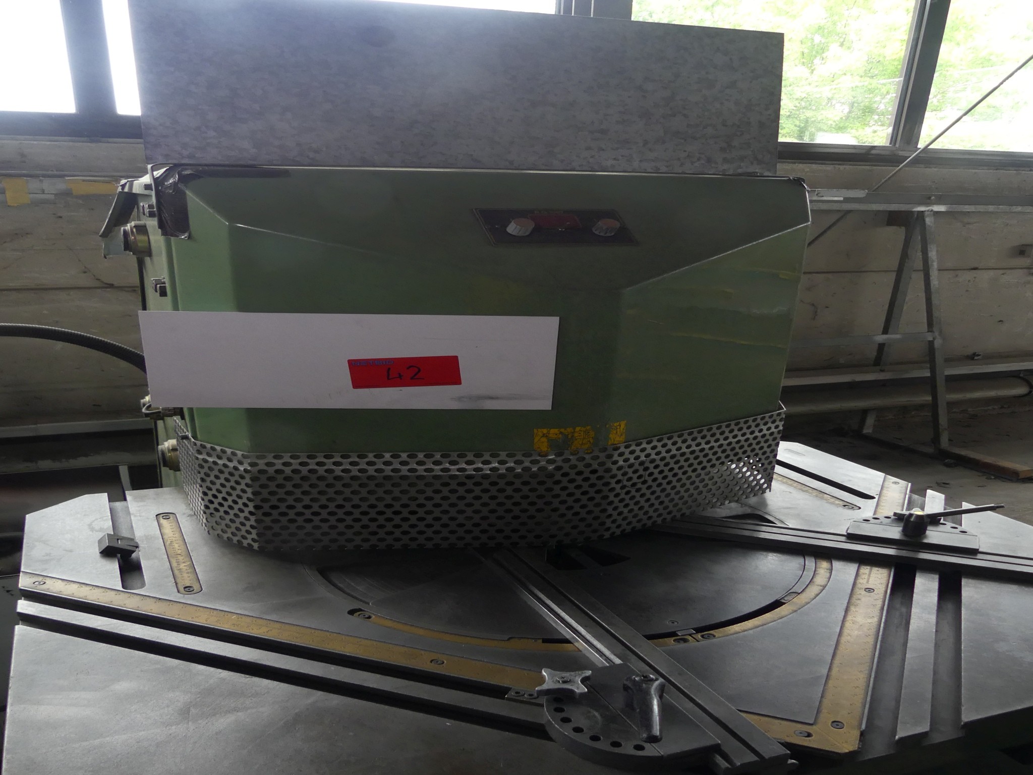 Equipamiento y accesorios de taller de una antigua empresa de construcciones metálicas-2