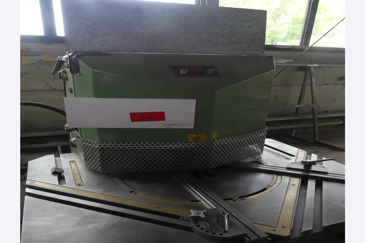 Equipamiento y accesorios de taller de una antigua empresa de construcciones metálicas-2