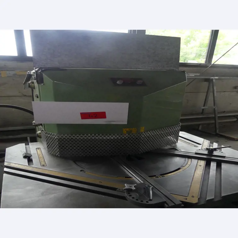 Equipamiento y accesorios de taller de una antigua empresa de construcciones metálicas-2