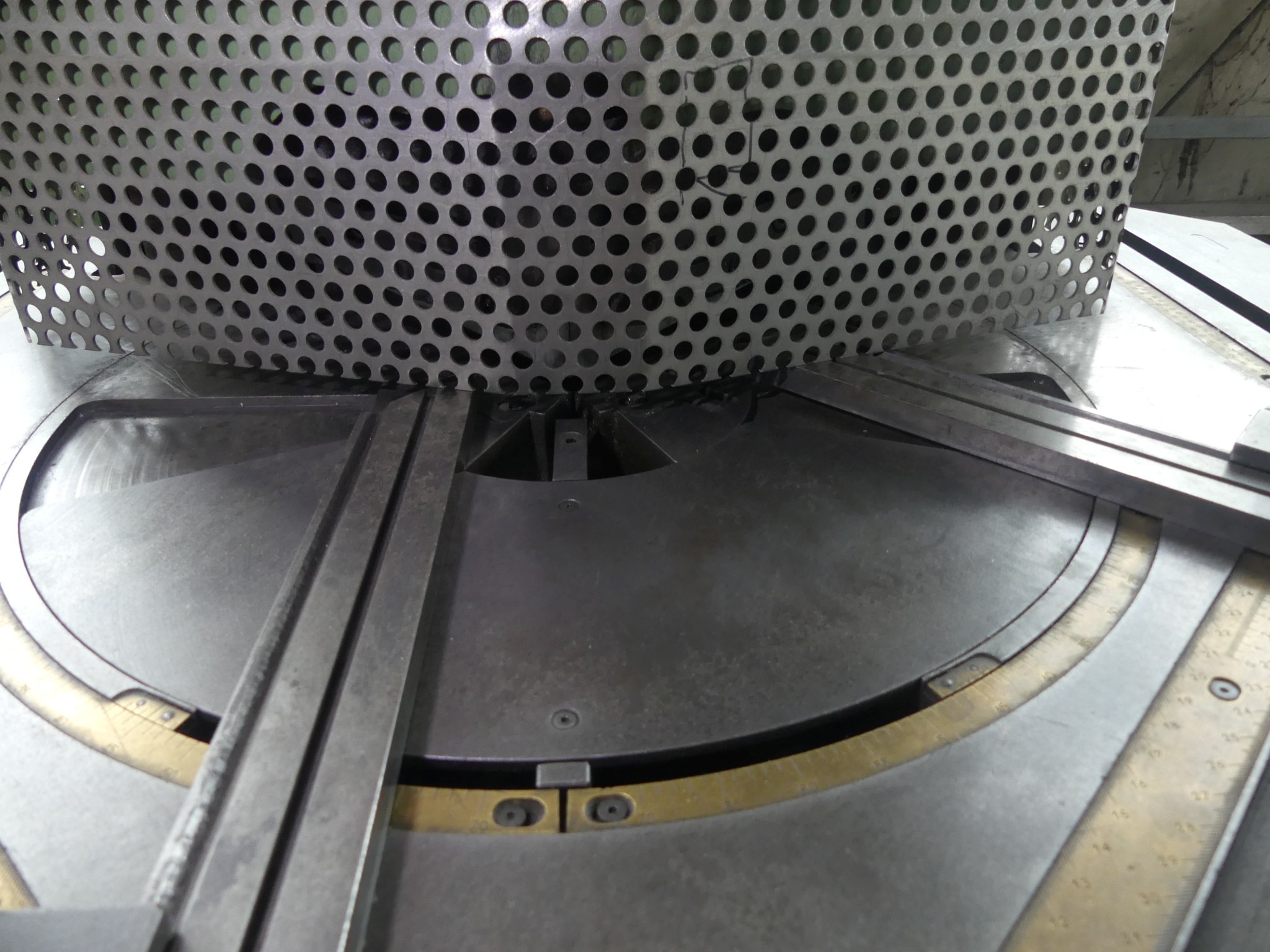 Equipamiento y accesorios de taller de una antigua empresa de construcciones metálicas-3