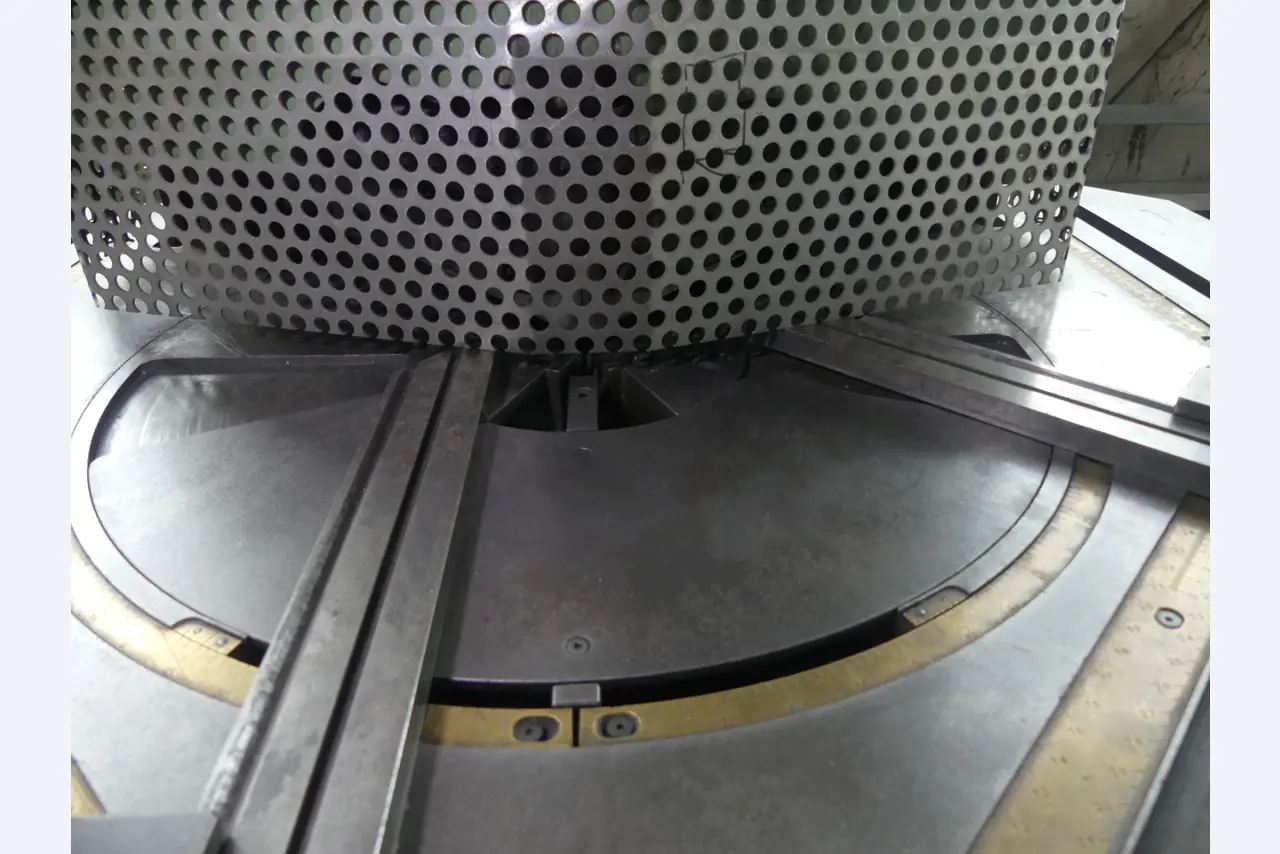 Equipamiento y accesorios de taller de una antigua empresa de construcciones metálicas-3