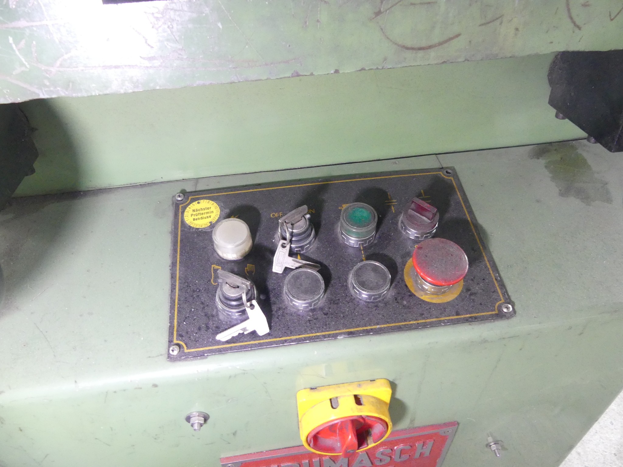 Equipamiento y accesorios de taller de una antigua empresa de construcciones metálicas-4