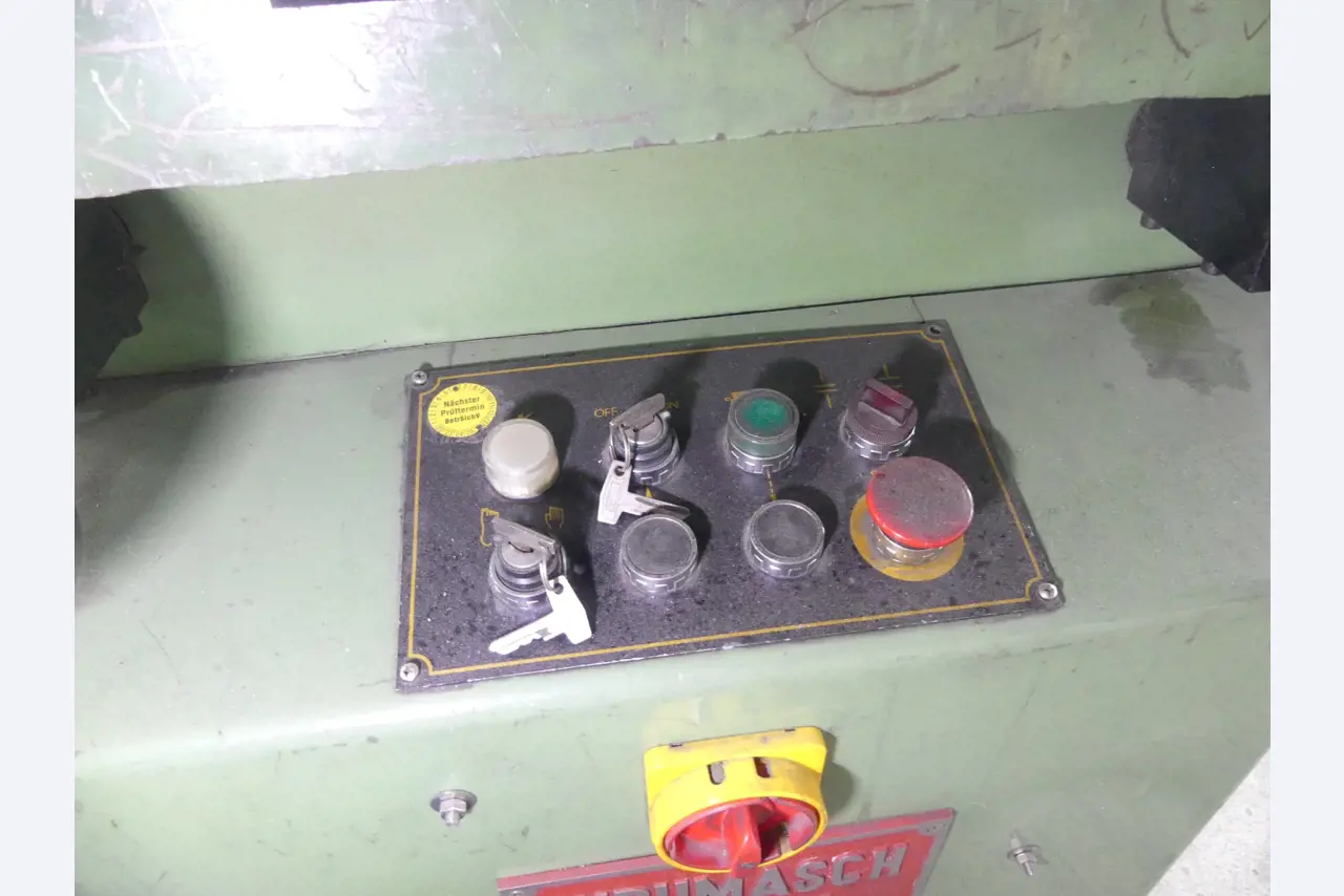 Equipamiento y accesorios de taller de una antigua empresa de construcciones metálicas-4