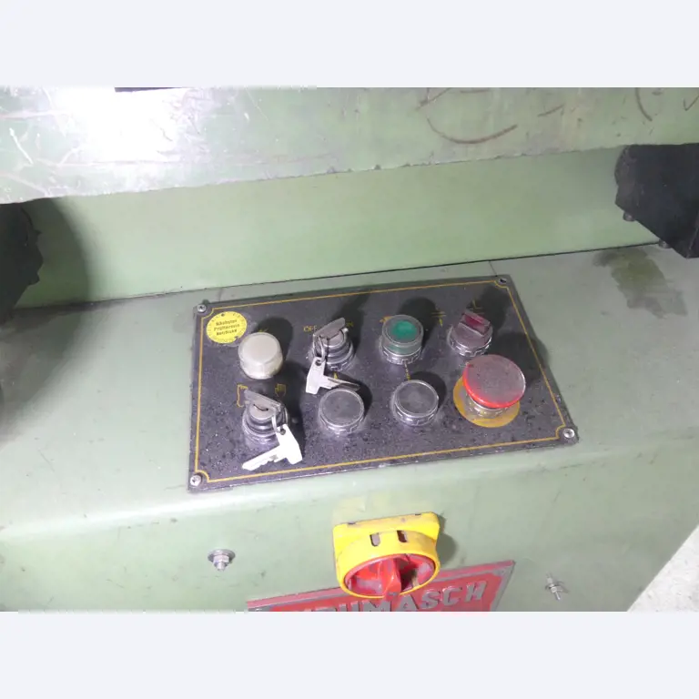 Equipamiento y accesorios de taller de una antigua empresa de construcciones metálicas-4