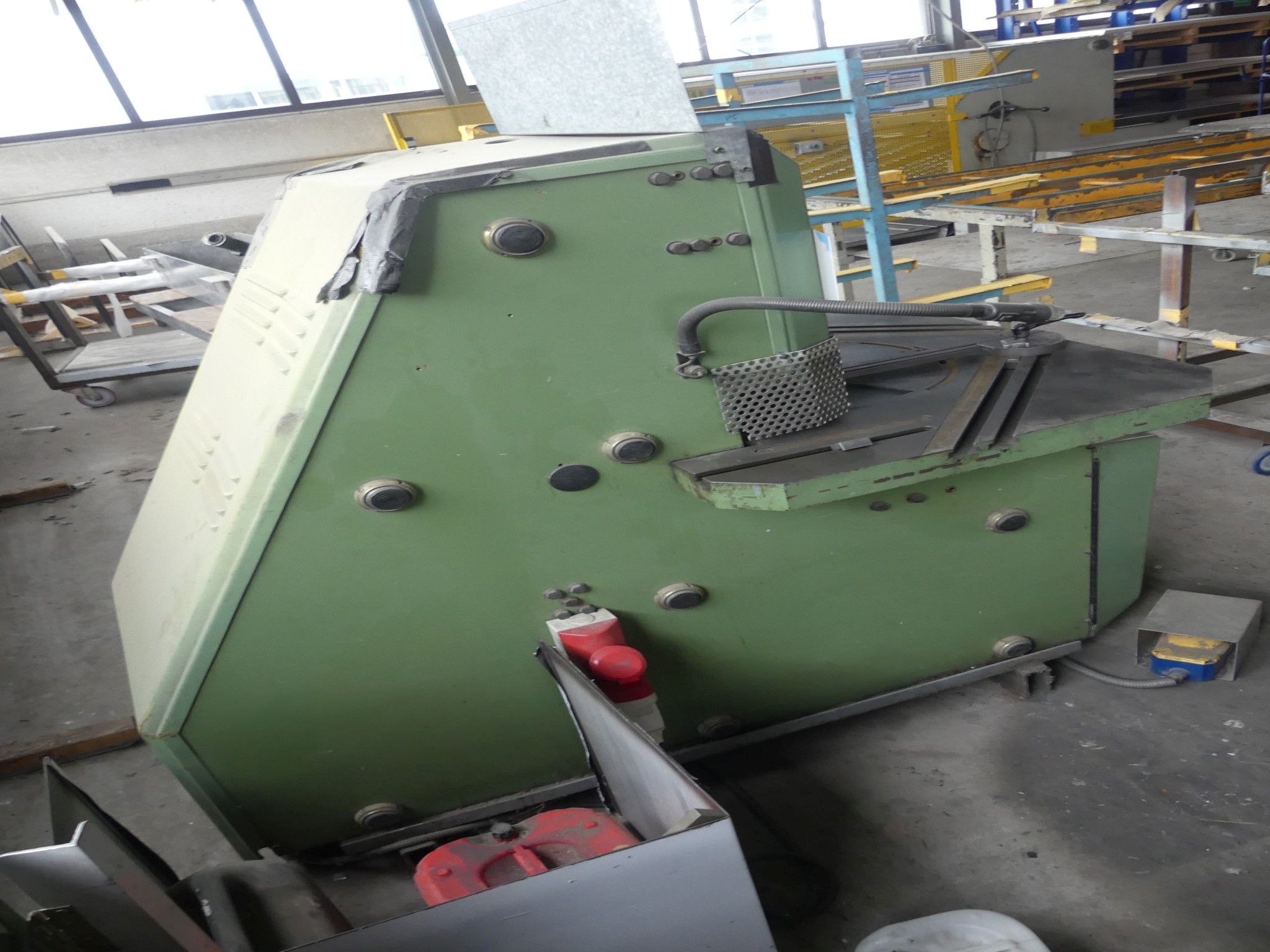 Equipamiento y accesorios de taller de una antigua empresa de construcciones metálicas-5