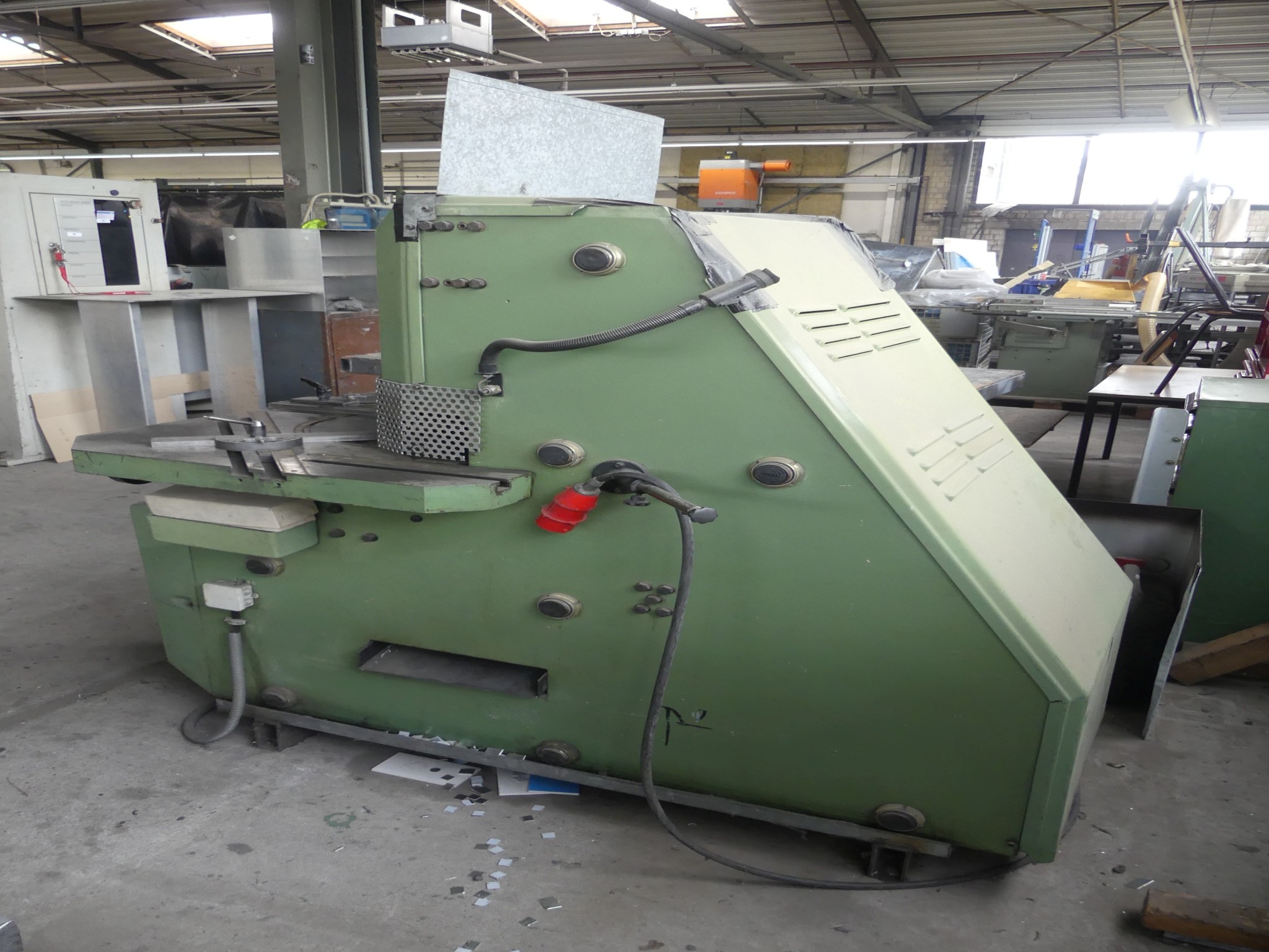 Equipamiento y accesorios de taller de una antigua empresa de construcciones metálicas-6