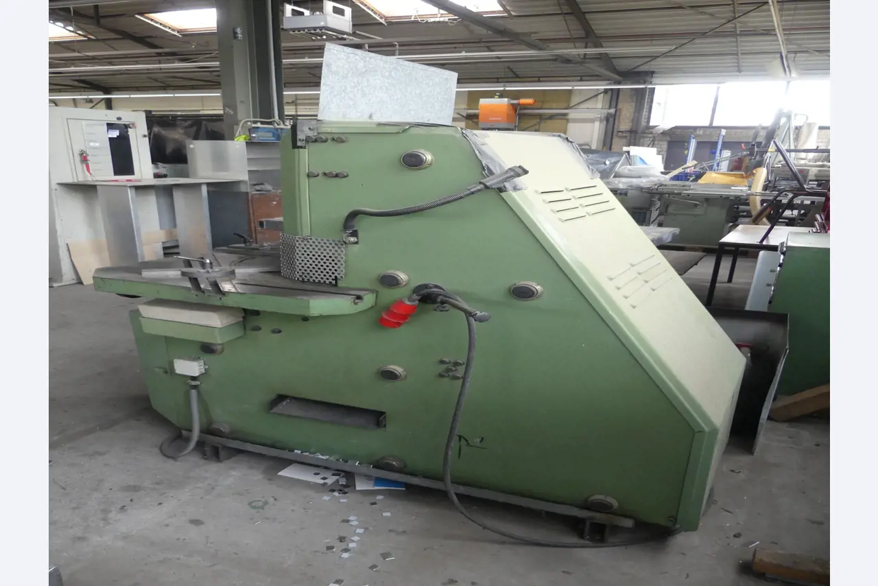 Equipamiento y accesorios de taller de una antigua empresa de construcciones metálicas-6