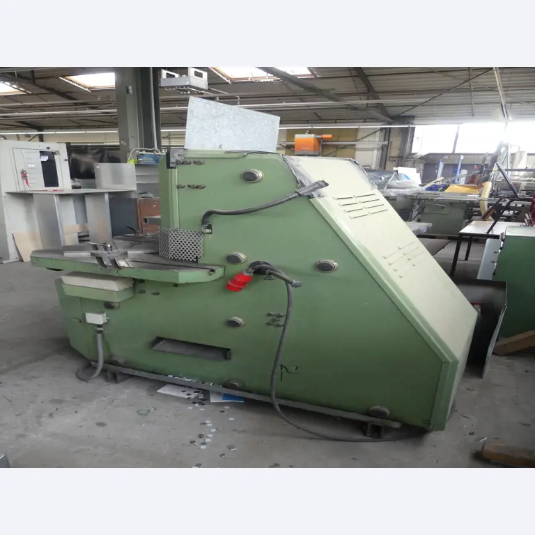 Equipamiento y accesorios de taller de una antigua empresa de construcciones metálicas-6