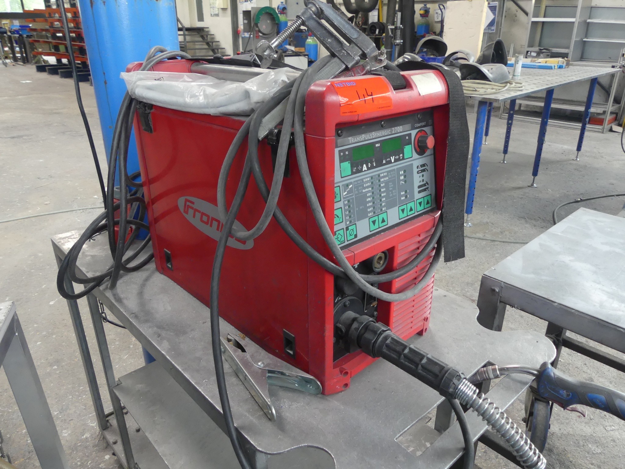 Sprzęt warsztatowy i akcesoria z byłej firmy zajmującej się konstrukcjami metalowymi-1