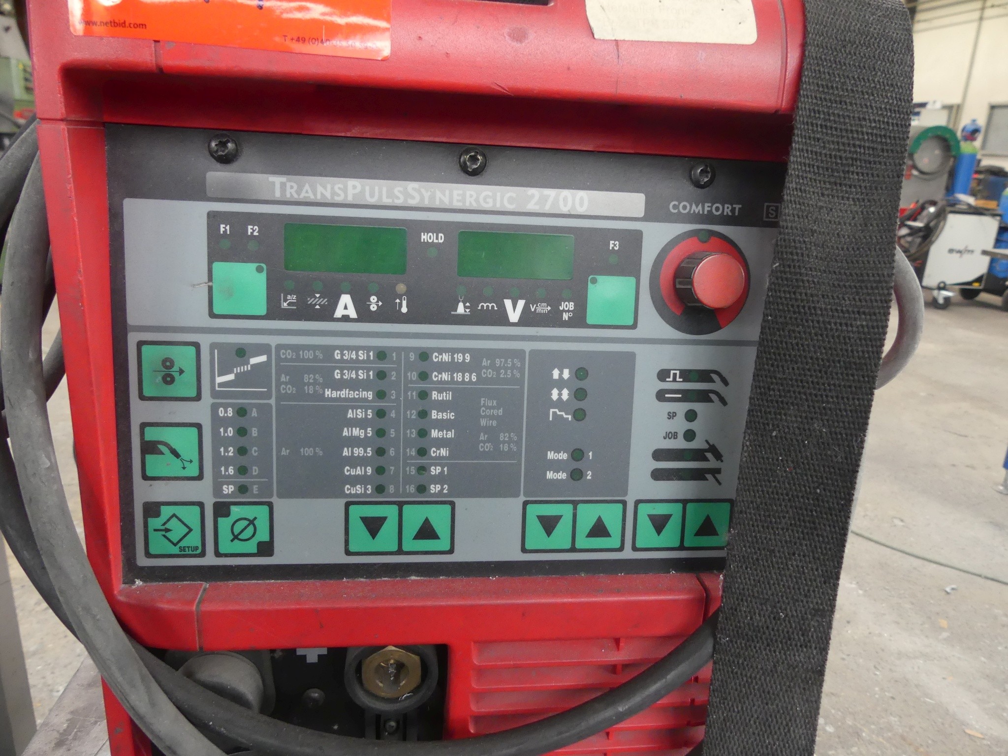 Sprzęt warsztatowy i akcesoria z byłej firmy zajmującej się konstrukcjami metalowymi-2