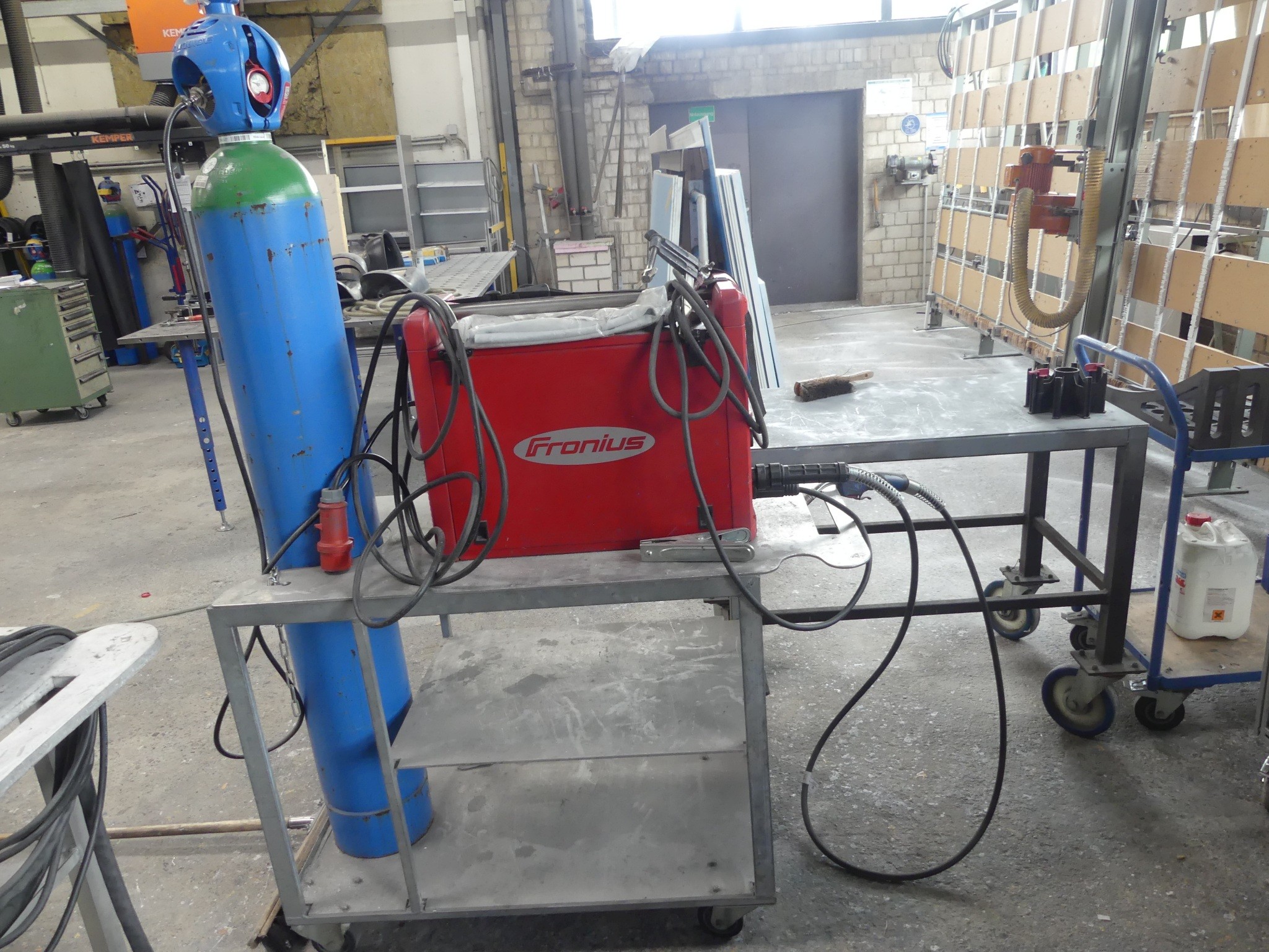 Sprzęt warsztatowy i akcesoria z byłej firmy zajmującej się konstrukcjami metalowymi-3