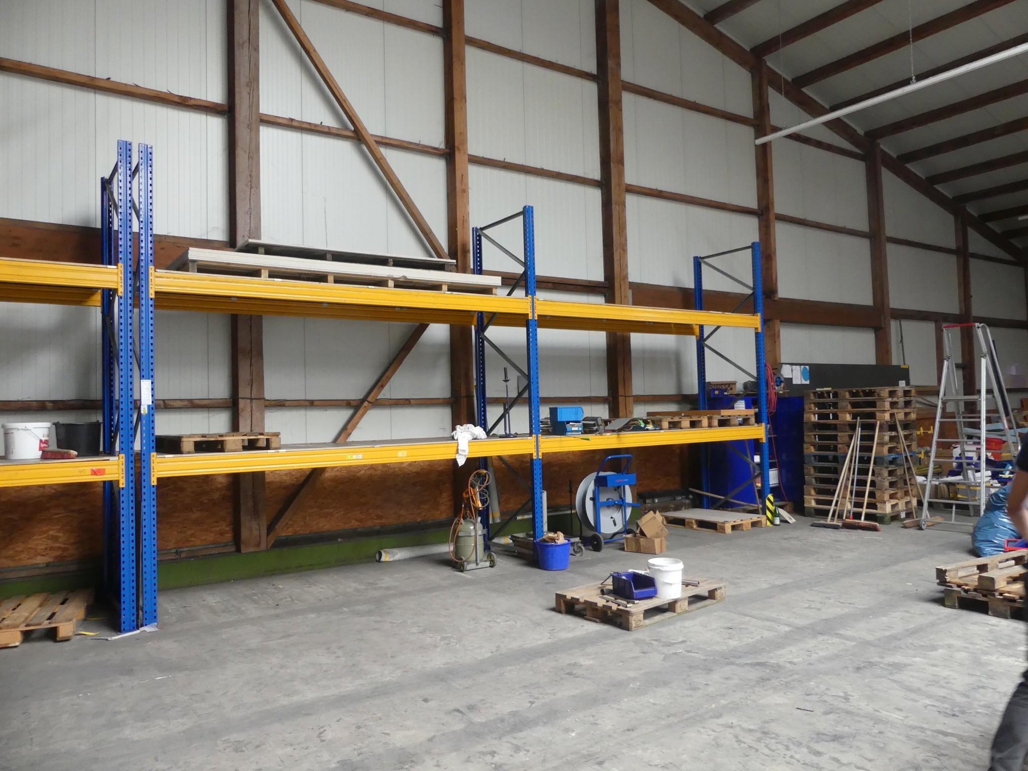 Oprema in dodatki za delavnico iz nekdanjega podjetja za kovinske konstrukcije-2