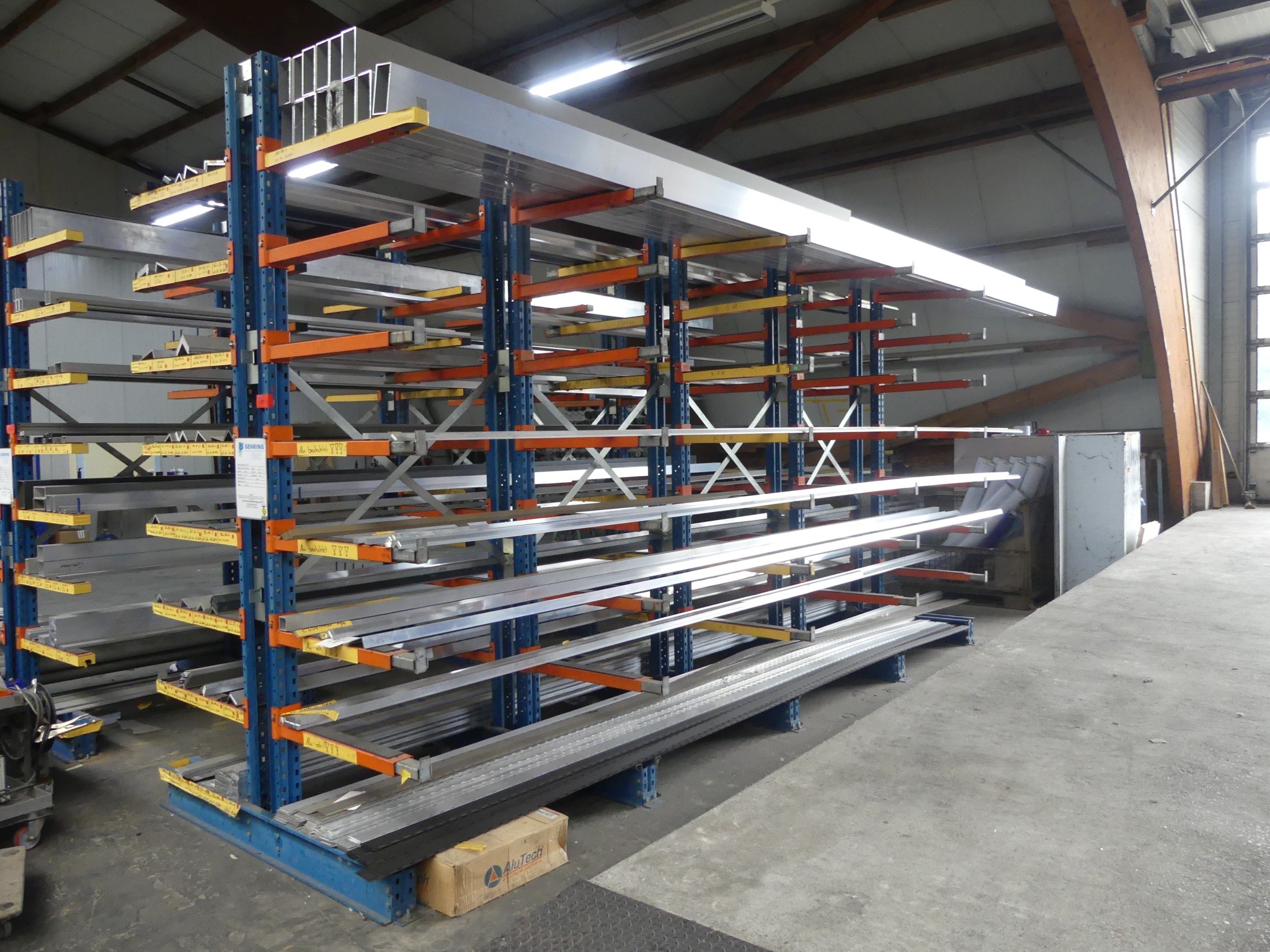 Sprzęt warsztatowy i akcesoria z byłej firmy zajmującej się konstrukcjami metalowymi-1