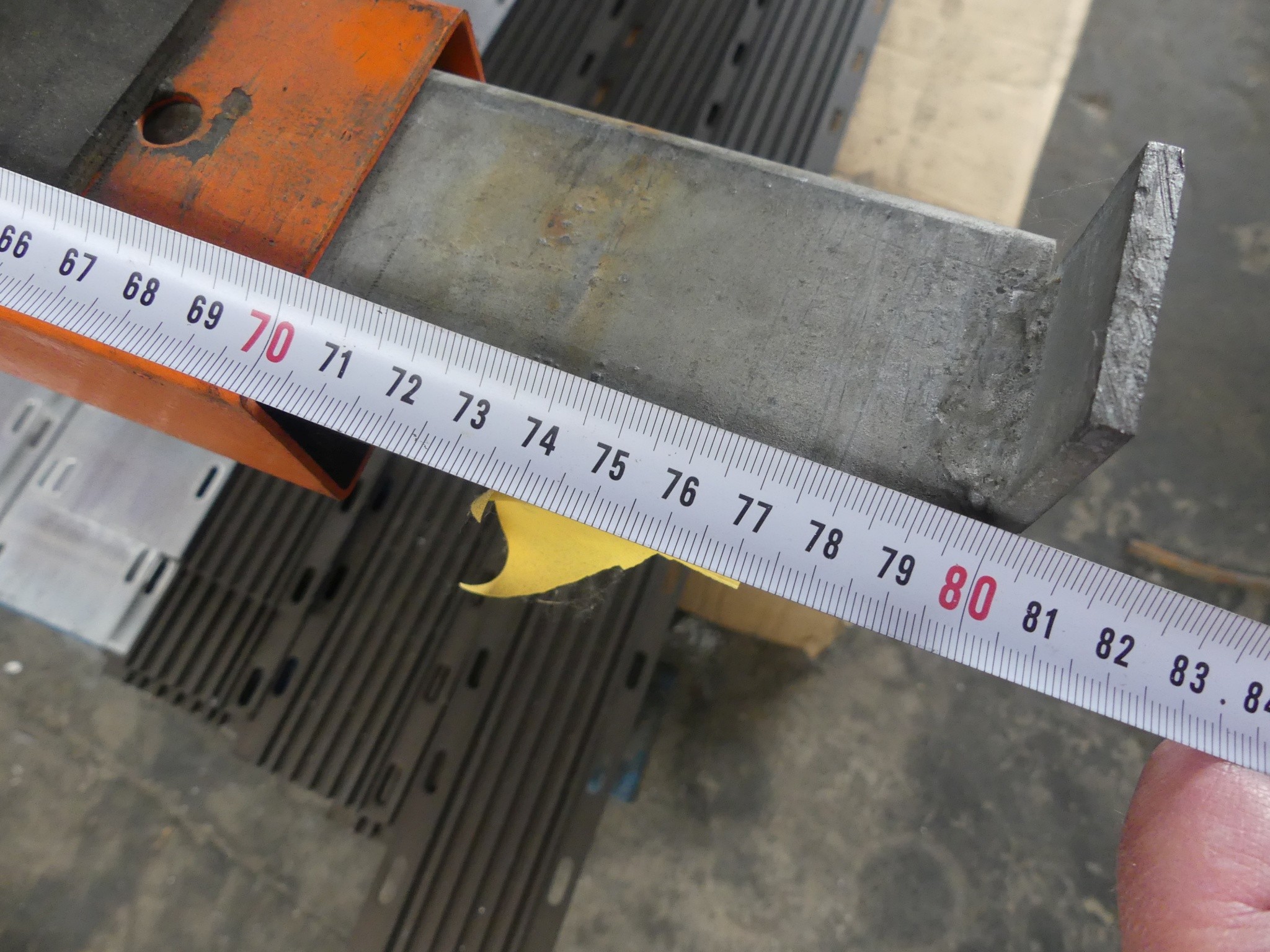 Sprzęt warsztatowy i akcesoria z byłej firmy zajmującej się konstrukcjami metalowymi-3