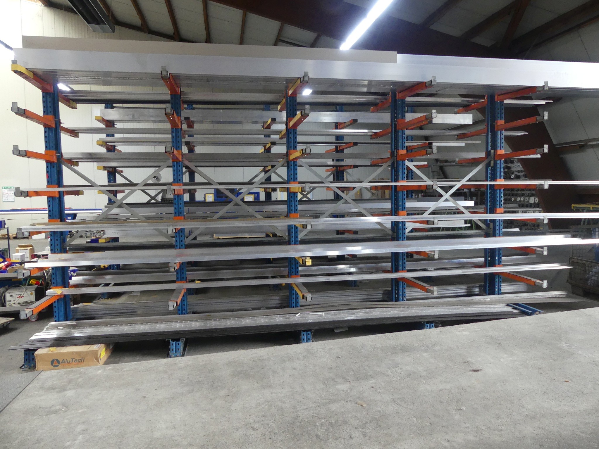 Sprzęt warsztatowy i akcesoria z byłej firmy zajmującej się konstrukcjami metalowymi-4