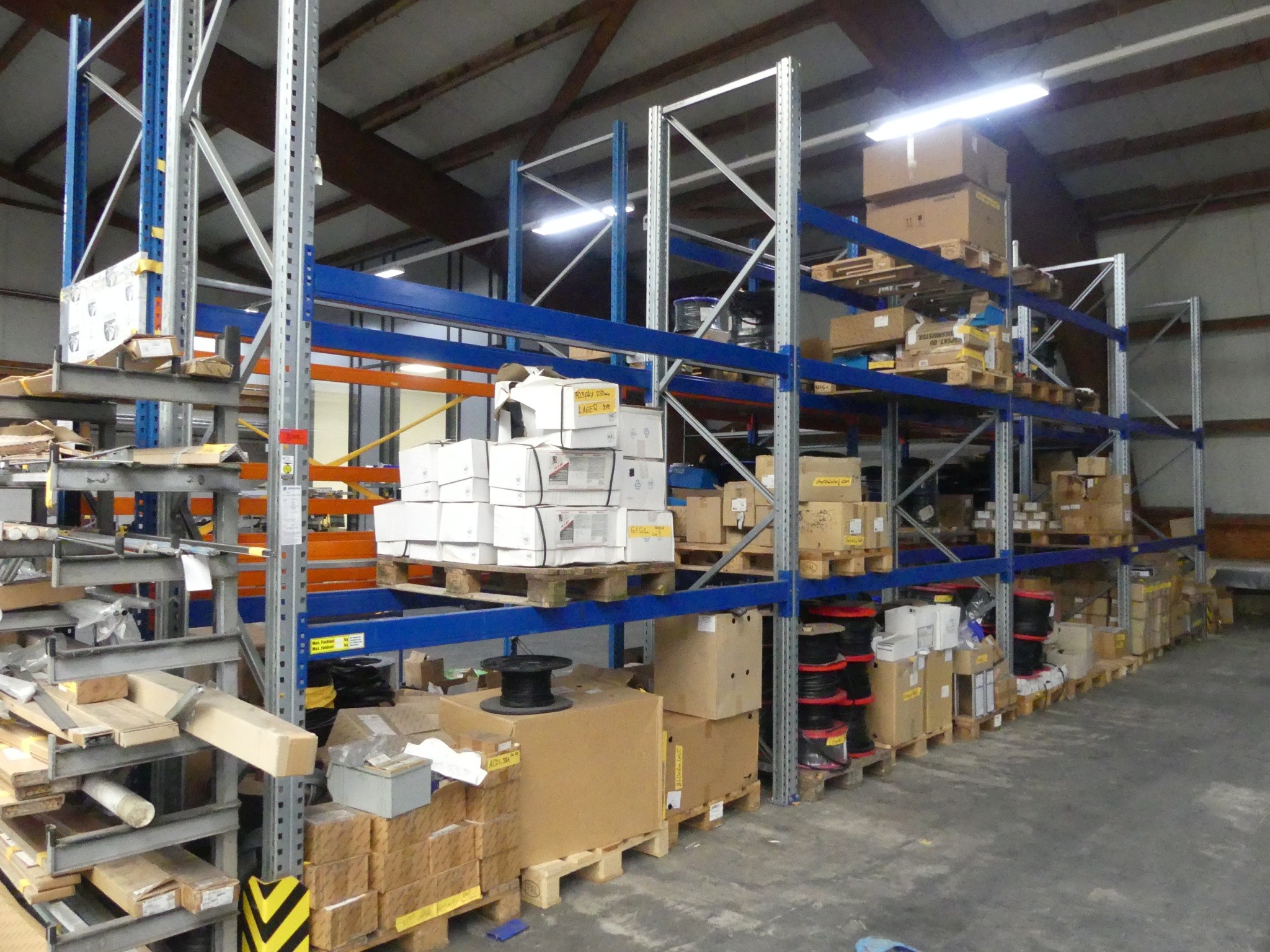 Oprema in dodatki za delavnico iz nekdanjega podjetja za kovinske konstrukcije-1