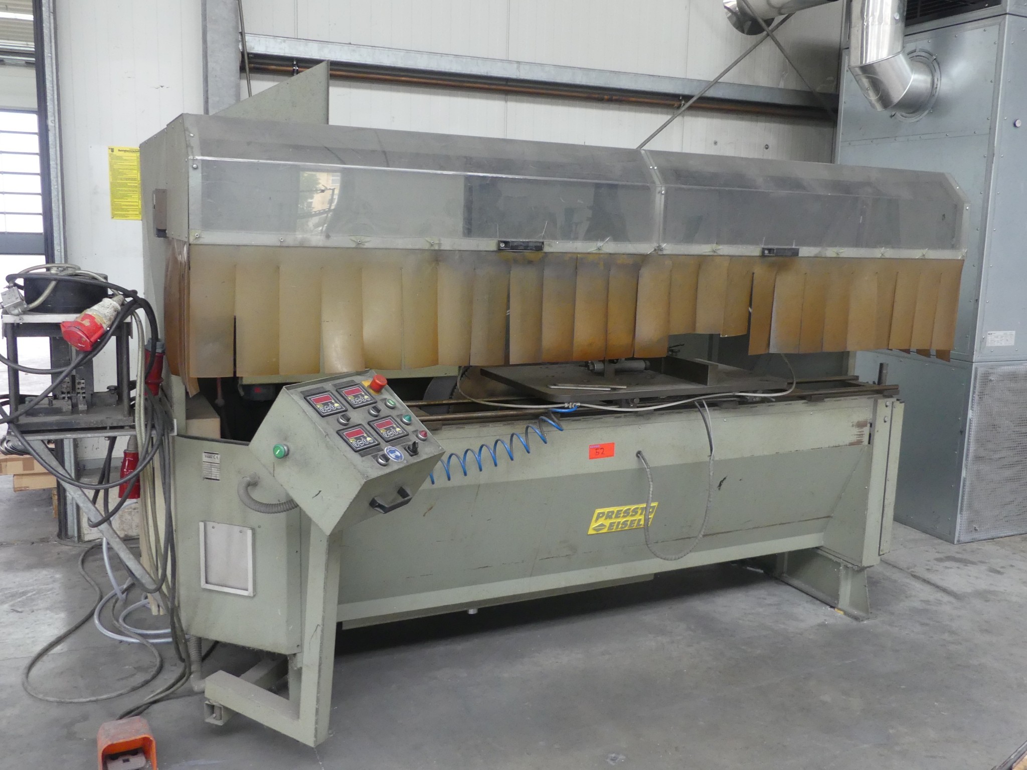 Équipement d'atelier et accessoires d'une ancienne entreprise de construction métallique-1