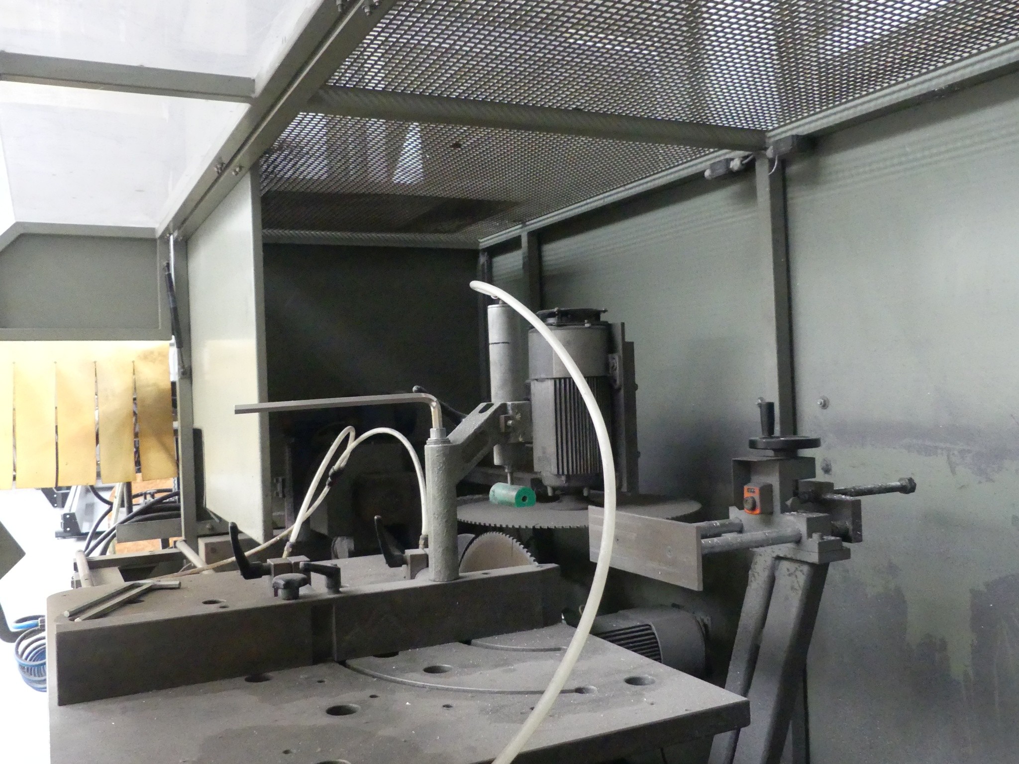 Équipement d'atelier et accessoires d'une ancienne entreprise de construction métallique-4