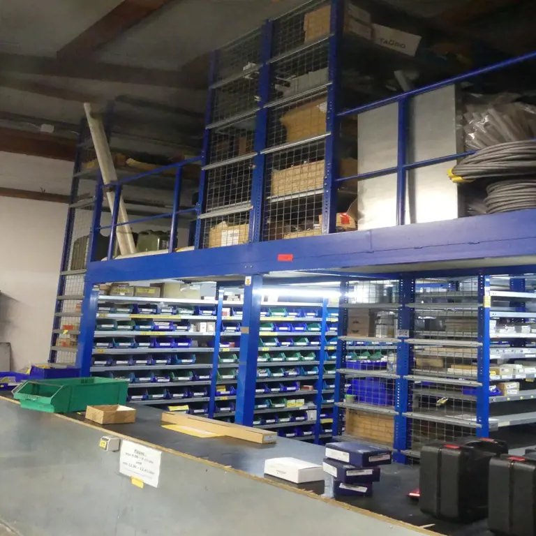 Système de rayonnages de stockage en métal