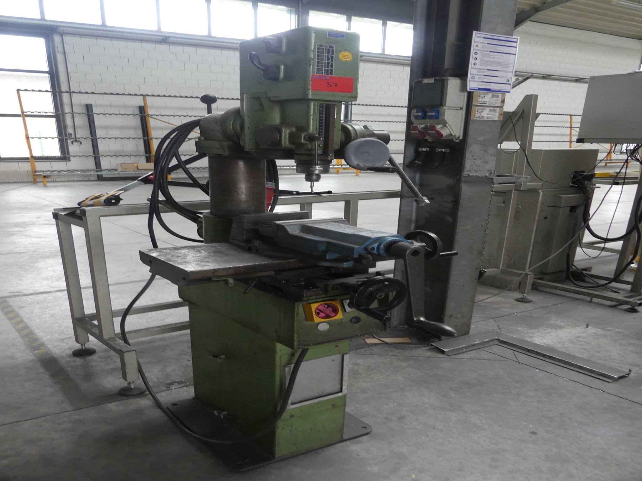 Sprzęt warsztatowy i akcesoria z byłej firmy zajmującej się konstrukcjami metalowymi-1