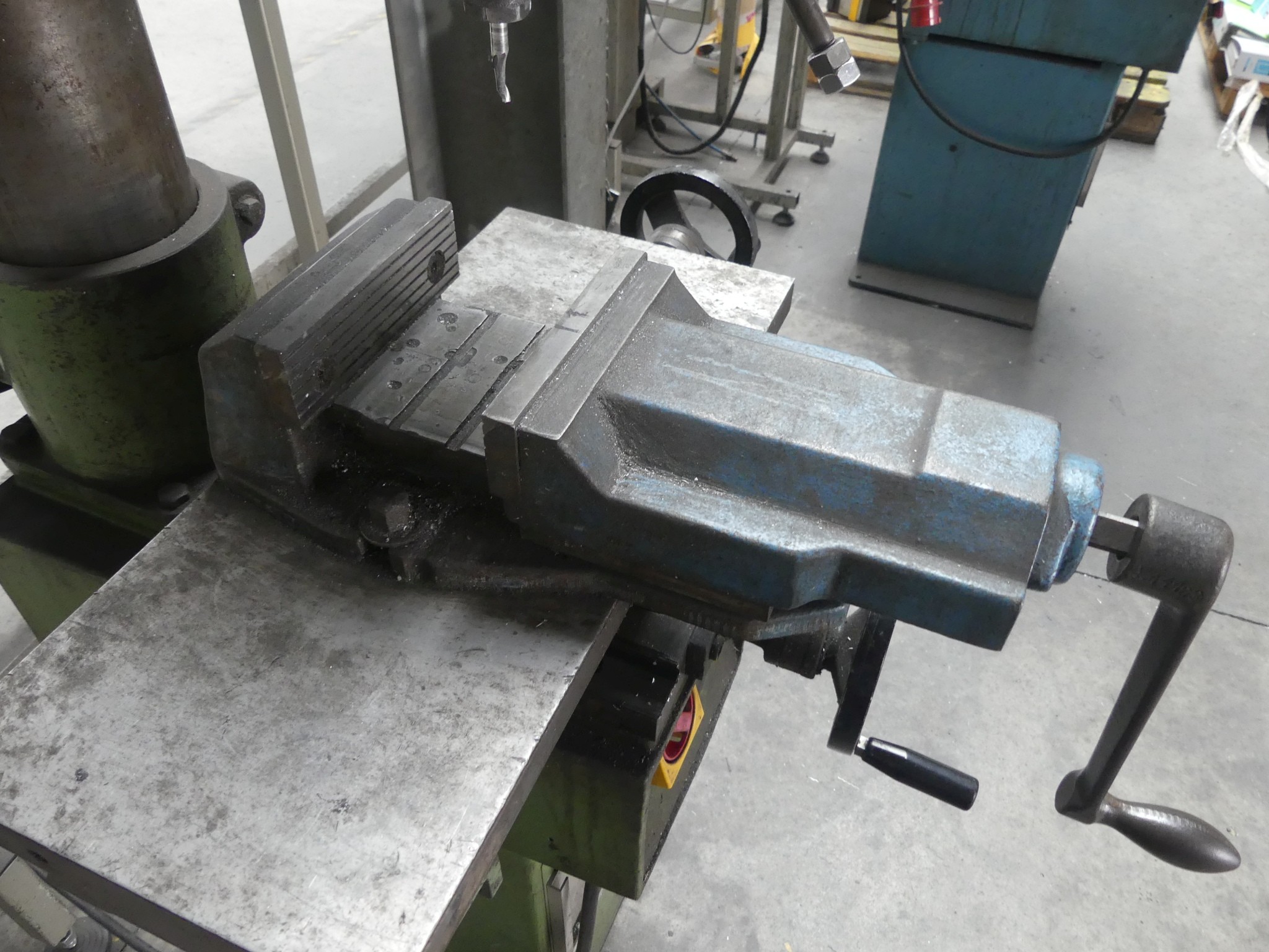 Sprzęt warsztatowy i akcesoria z byłej firmy zajmującej się konstrukcjami metalowymi-3