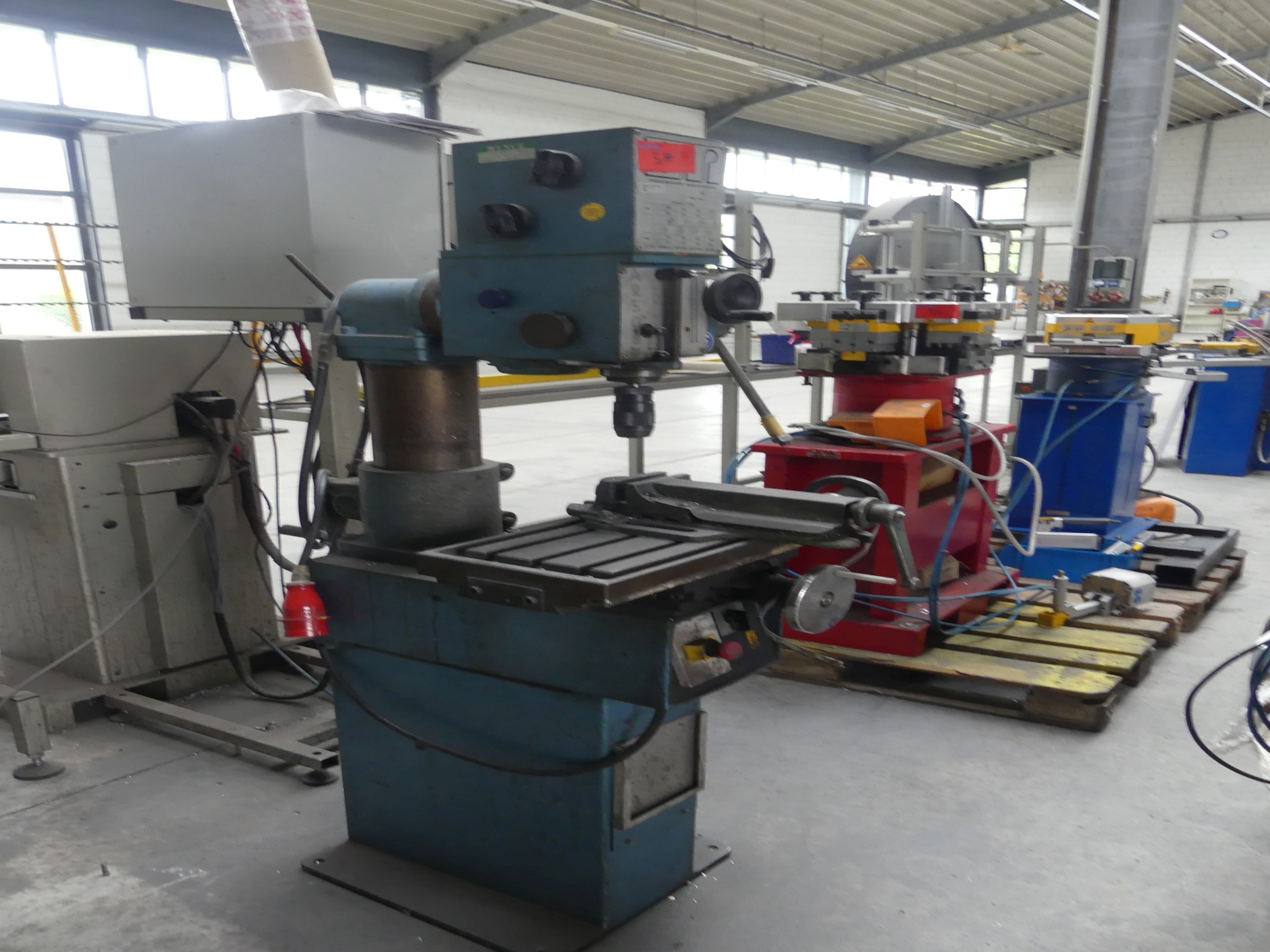 Sprzęt warsztatowy i akcesoria z byłej firmy zajmującej się konstrukcjami metalowymi-1