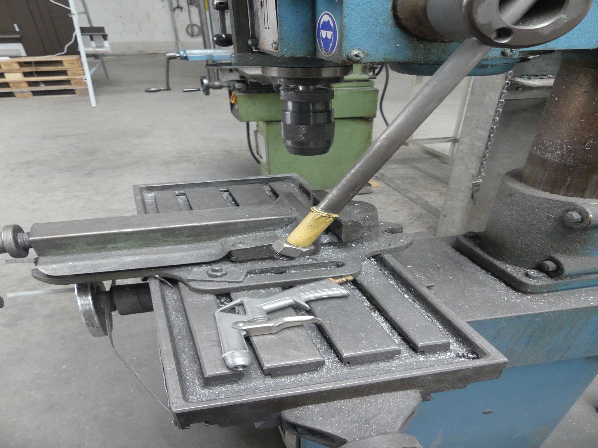 Sprzęt warsztatowy i akcesoria z byłej firmy zajmującej się konstrukcjami metalowymi-4