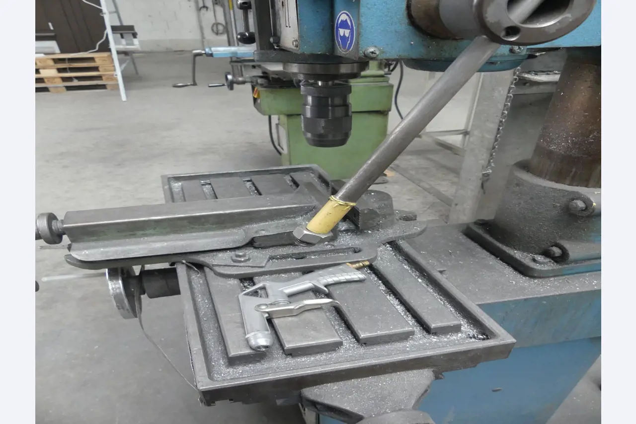 Sprzęt warsztatowy i akcesoria z byłej firmy zajmującej się konstrukcjami metalowymi-4