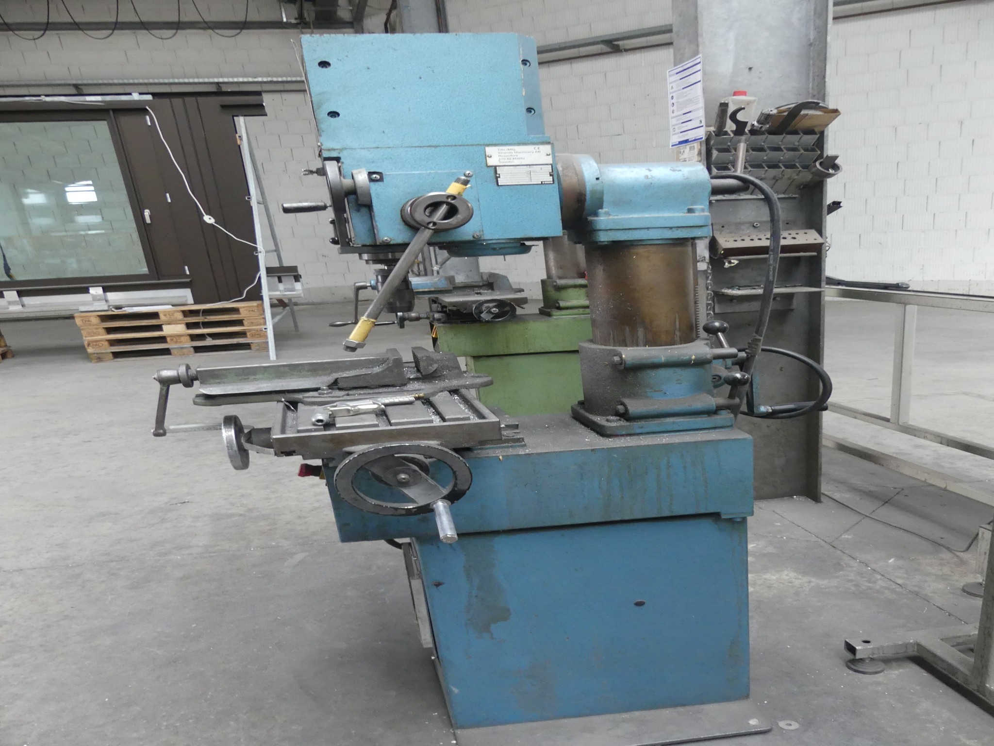 Sprzęt warsztatowy i akcesoria z byłej firmy zajmującej się konstrukcjami metalowymi-5