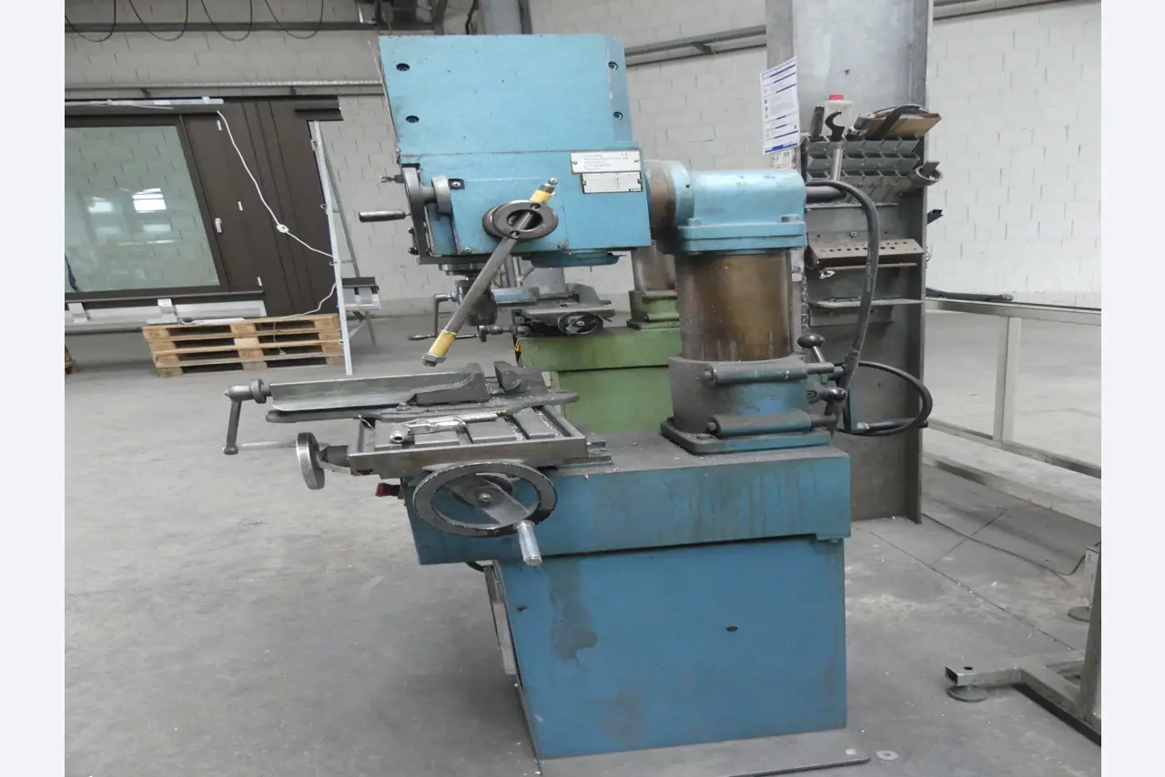 Sprzęt warsztatowy i akcesoria z byłej firmy zajmującej się konstrukcjami metalowymi-5