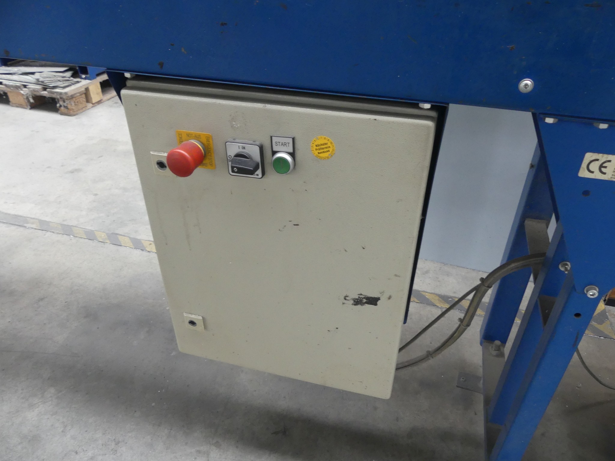 Sprzęt warsztatowy i akcesoria z byłej firmy zajmującej się konstrukcjami metalowymi-4