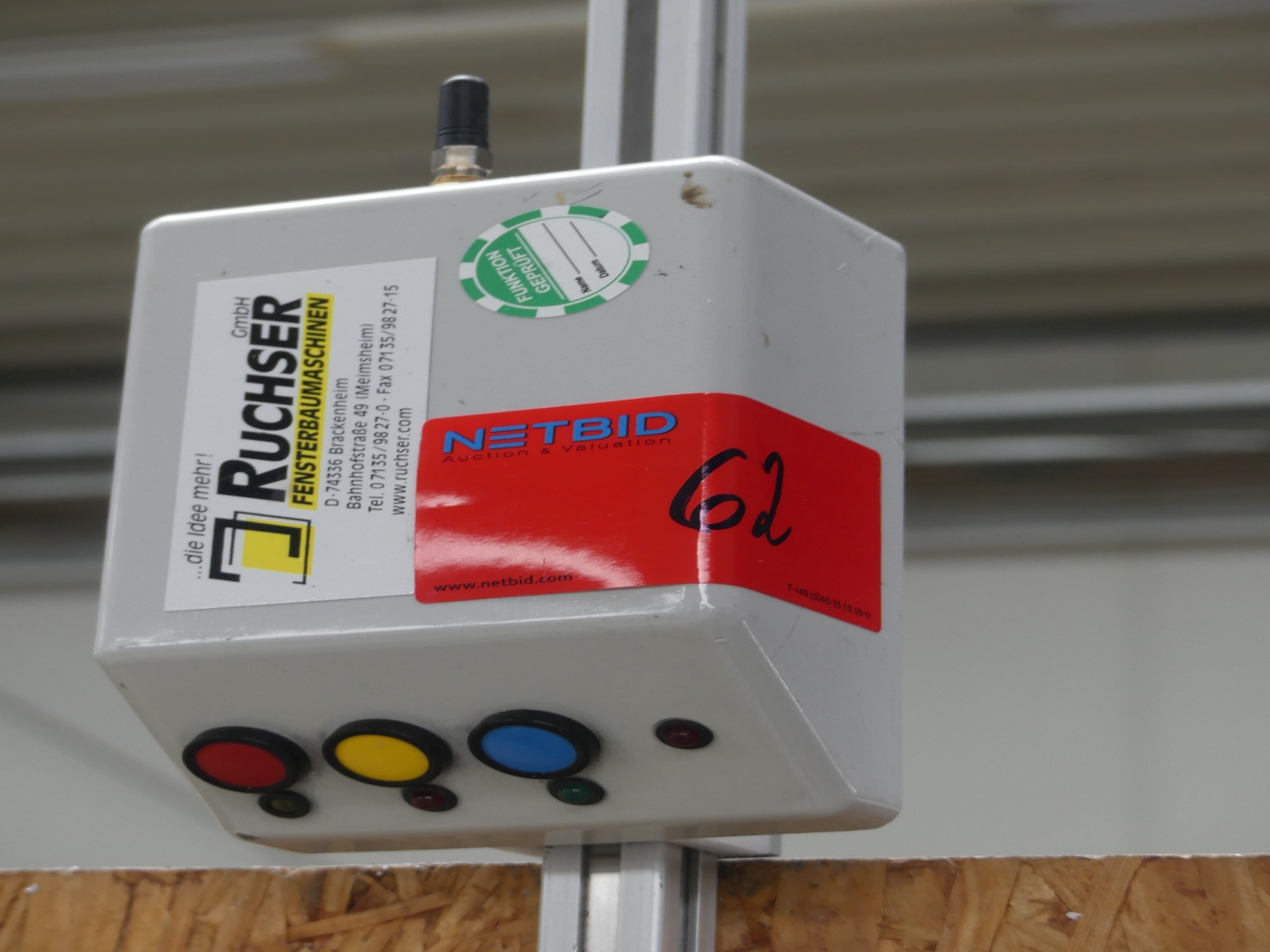 Sprzęt warsztatowy i akcesoria z byłej firmy zajmującej się konstrukcjami metalowymi-7