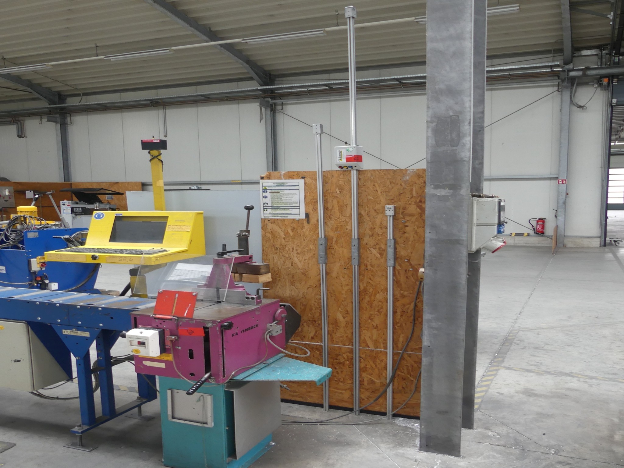 Sprzęt warsztatowy i akcesoria z byłej firmy zajmującej się konstrukcjami metalowymi-8