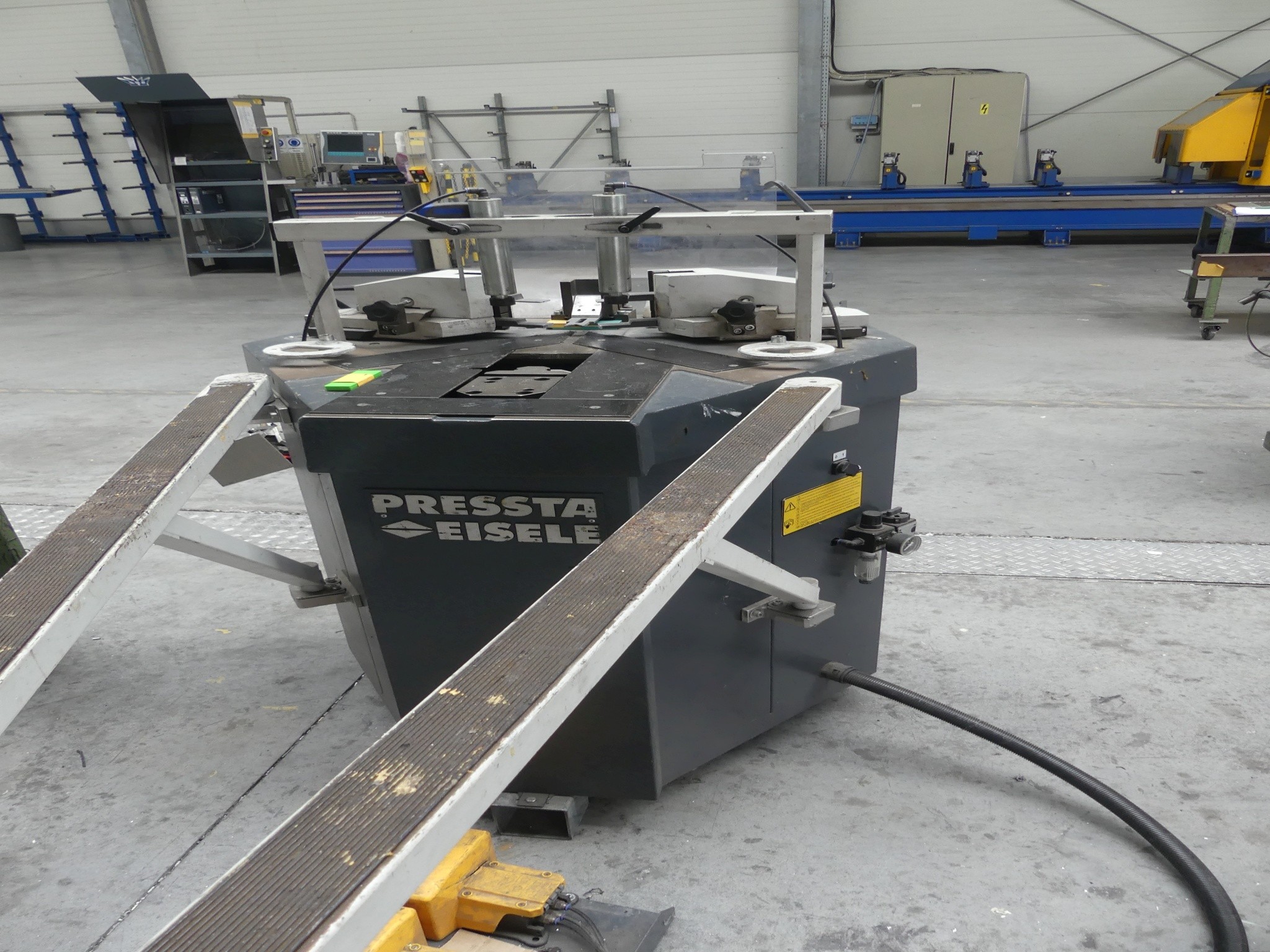 Sprzęt warsztatowy i akcesoria z byłej firmy zajmującej się konstrukcjami metalowymi-1