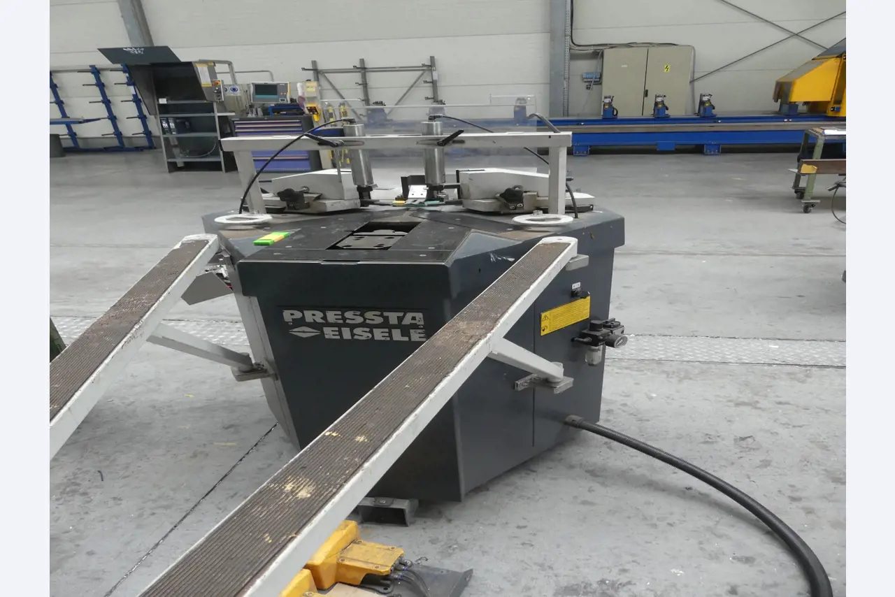 Sprzęt warsztatowy i akcesoria z byłej firmy zajmującej się konstrukcjami metalowymi-1