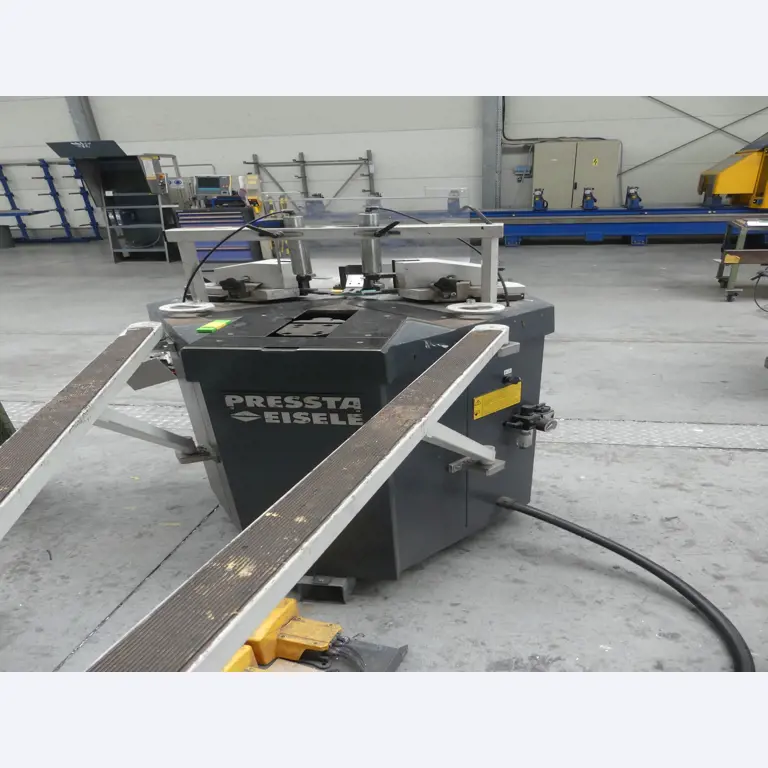 Sprzęt warsztatowy i akcesoria z byłej firmy zajmującej się konstrukcjami metalowymi-1