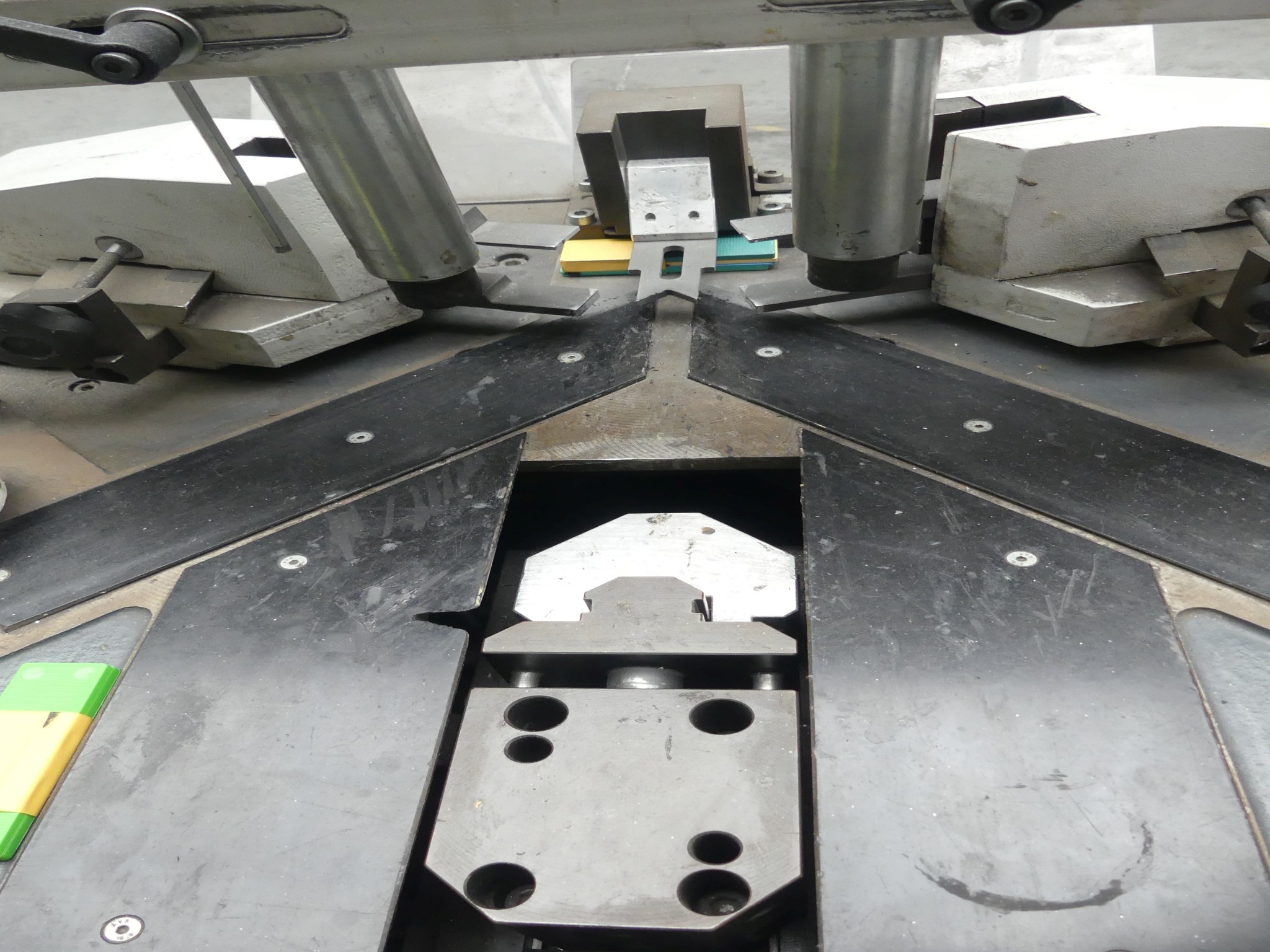 Sprzęt warsztatowy i akcesoria z byłej firmy zajmującej się konstrukcjami metalowymi-2