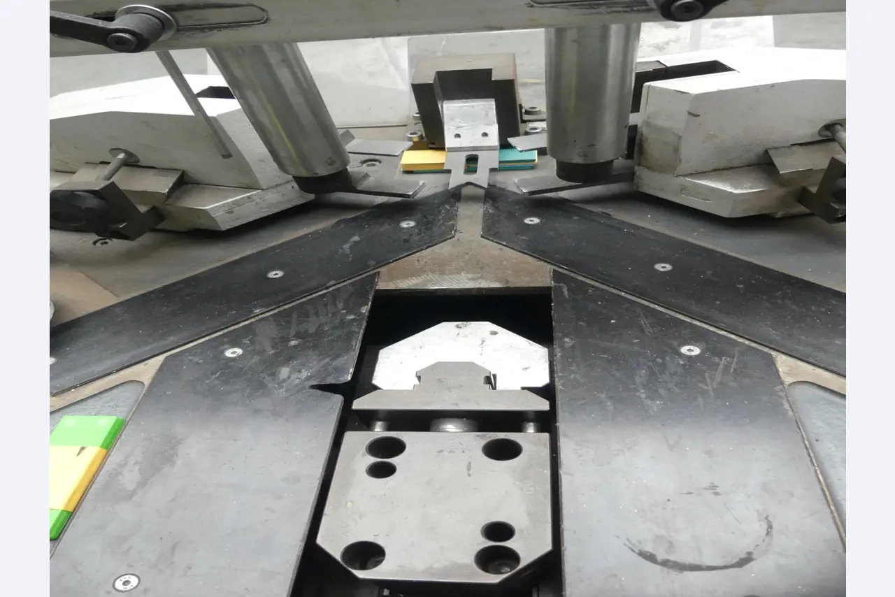 Sprzęt warsztatowy i akcesoria z byłej firmy zajmującej się konstrukcjami metalowymi-2