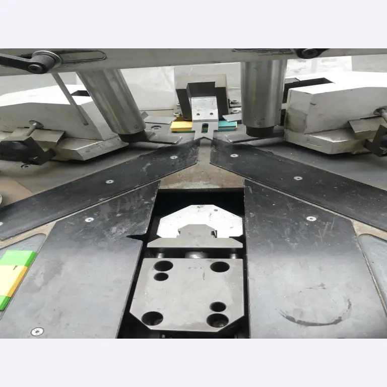 Sprzęt warsztatowy i akcesoria z byłej firmy zajmującej się konstrukcjami metalowymi-2