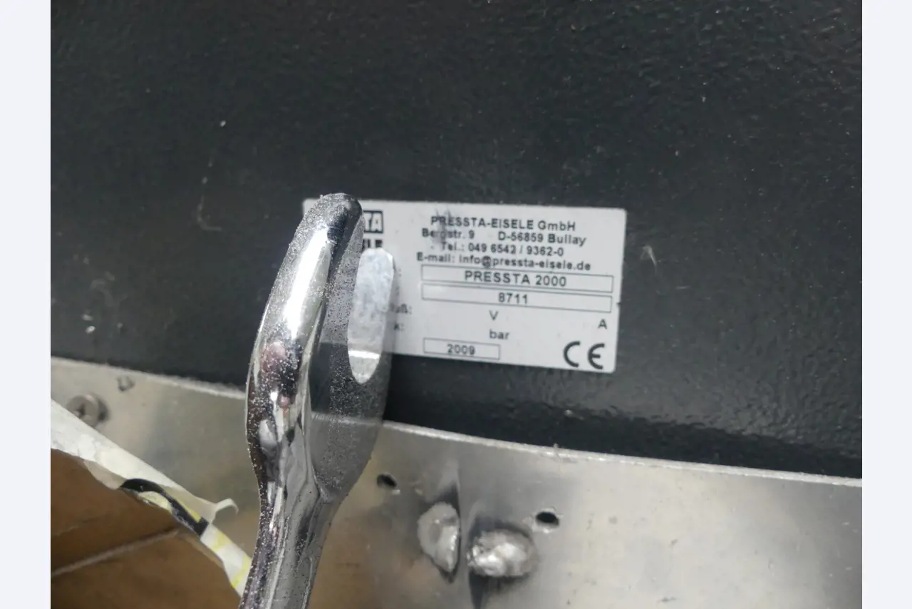 Sprzęt warsztatowy i akcesoria z byłej firmy zajmującej się konstrukcjami metalowymi-3