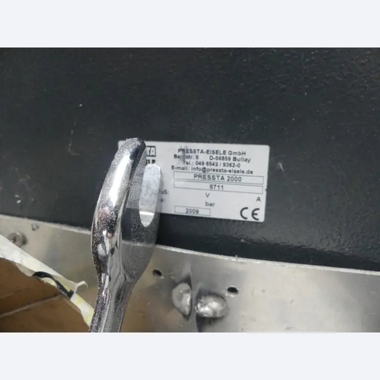 Sprzęt warsztatowy i akcesoria z byłej firmy zajmującej się konstrukcjami metalowymi-3