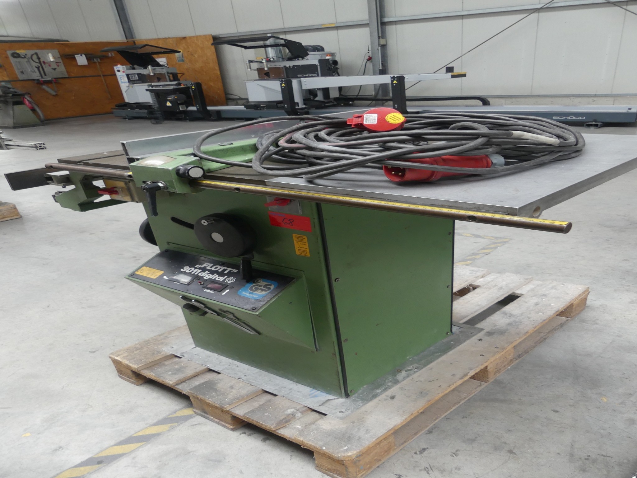 Equipamiento y accesorios de taller de una antigua empresa de construcciones metálicas-1