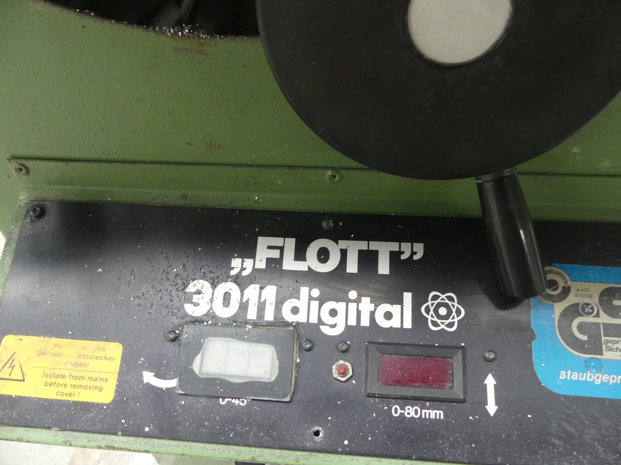 Equipamiento y accesorios de taller de una antigua empresa de construcciones metálicas-2