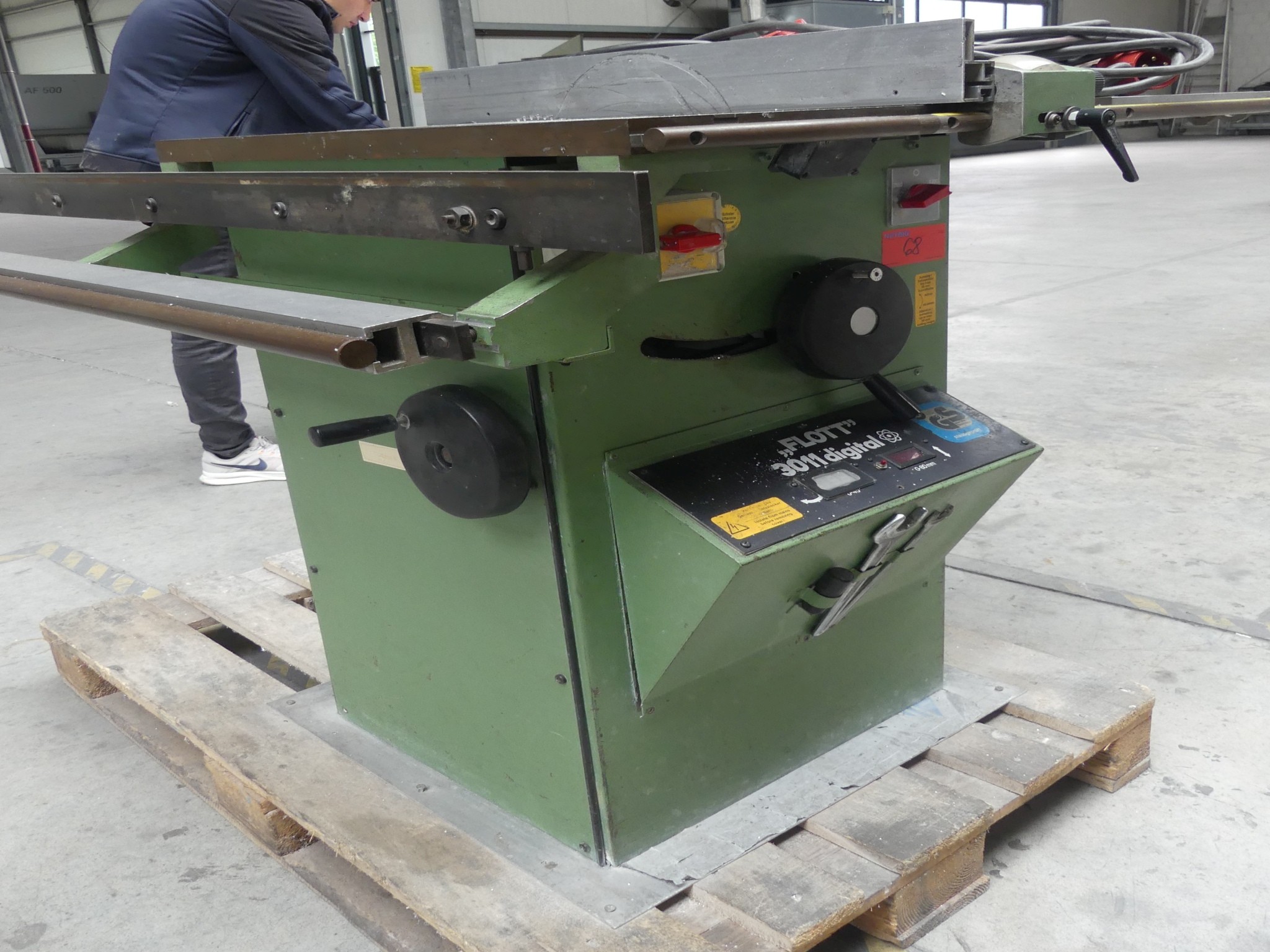 Equipamiento y accesorios de taller de una antigua empresa de construcciones metálicas-3