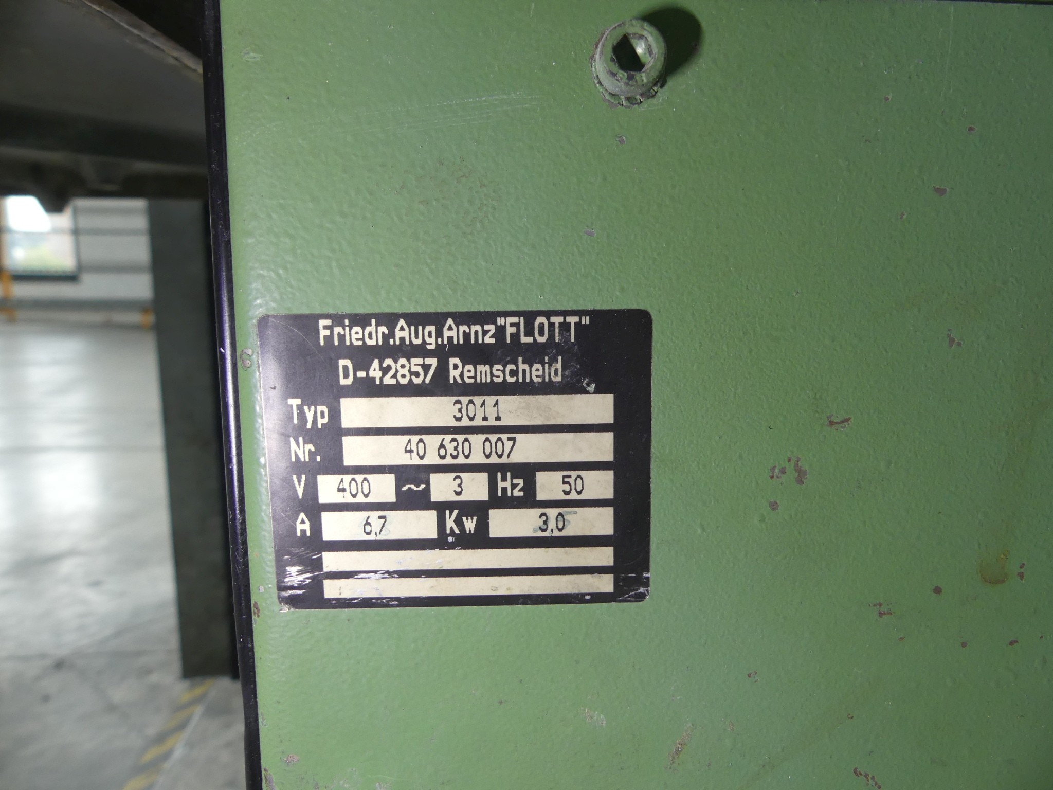 Equipamiento y accesorios de taller de una antigua empresa de construcciones metálicas-4