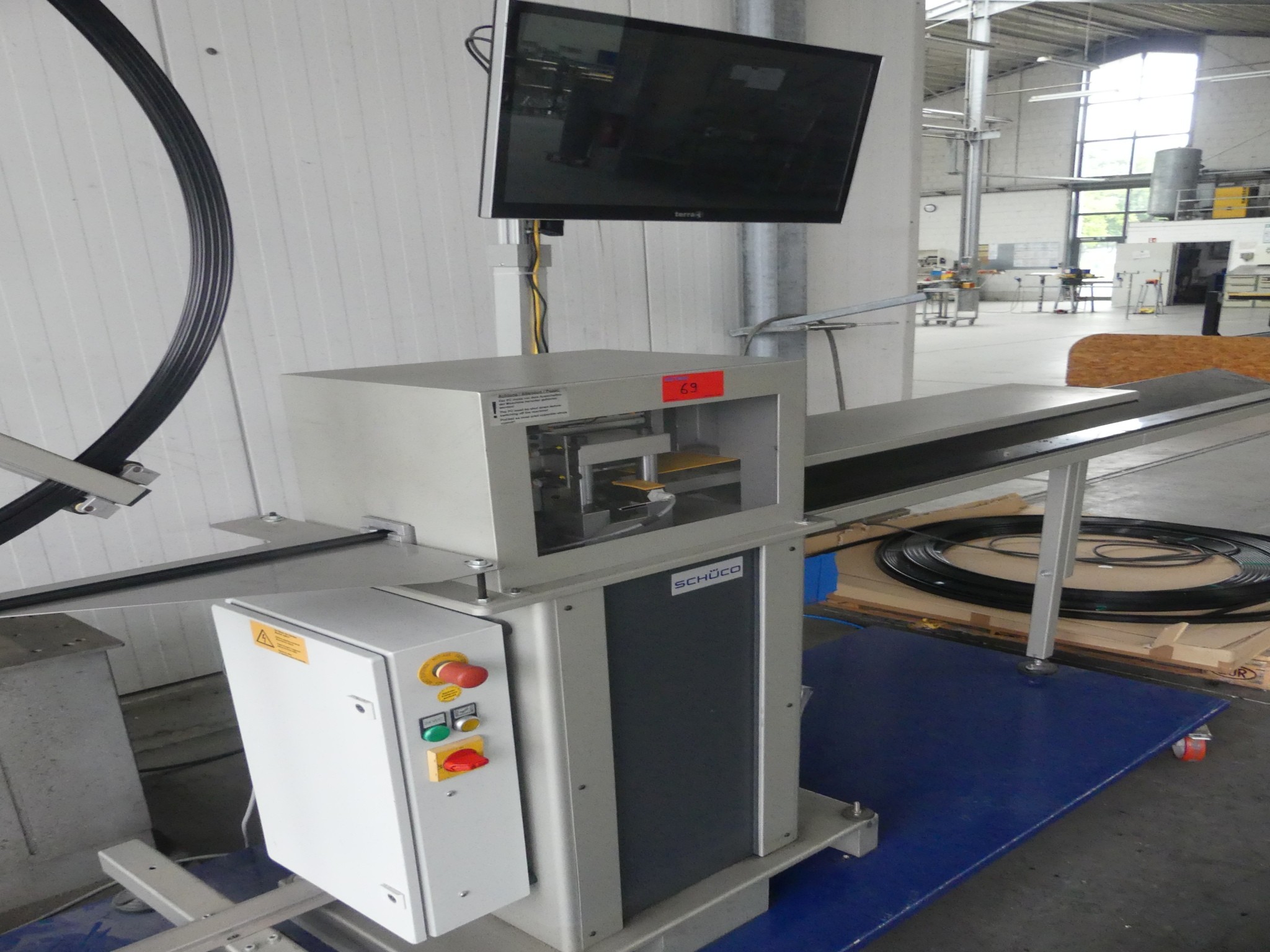 Sprzęt warsztatowy i akcesoria z byłej firmy zajmującej się konstrukcjami metalowymi-2