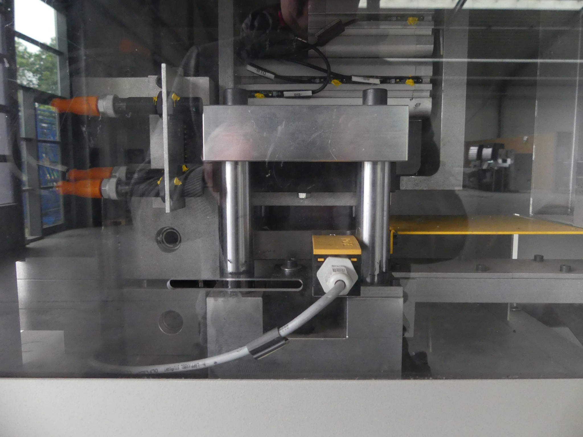 Sprzęt warsztatowy i akcesoria z byłej firmy zajmującej się konstrukcjami metalowymi-4