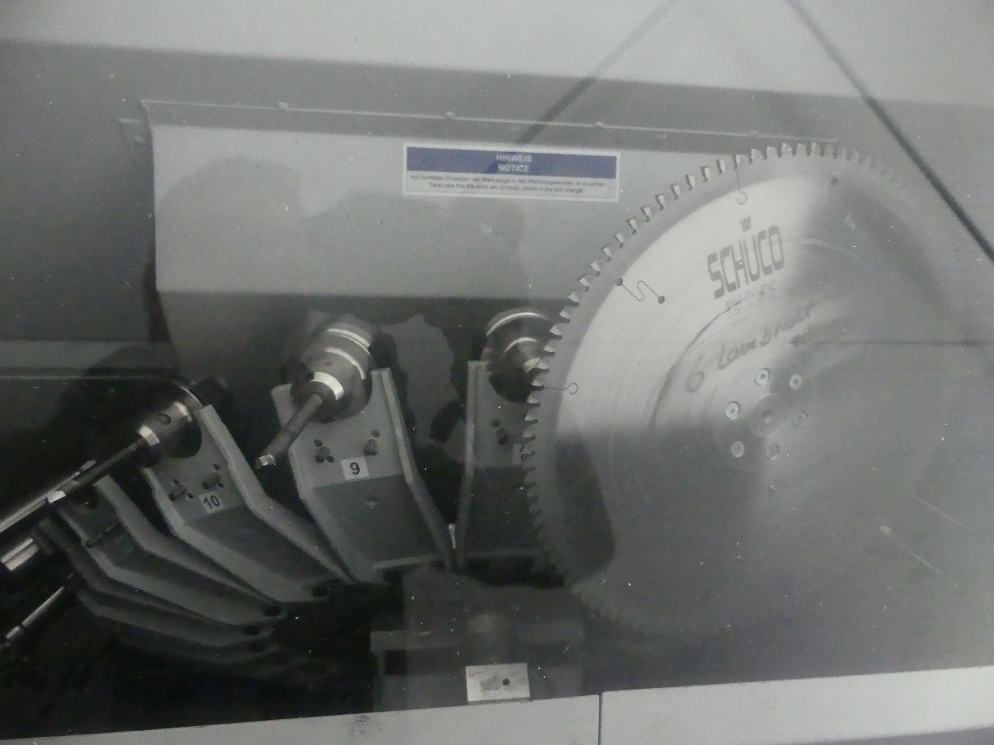 Sprzęt warsztatowy i akcesoria z byłej firmy zajmującej się konstrukcjami metalowymi-12